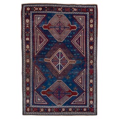 Tapis Kuba caucasien ancien, champ bleu foncé, bordures rouges, accents roses