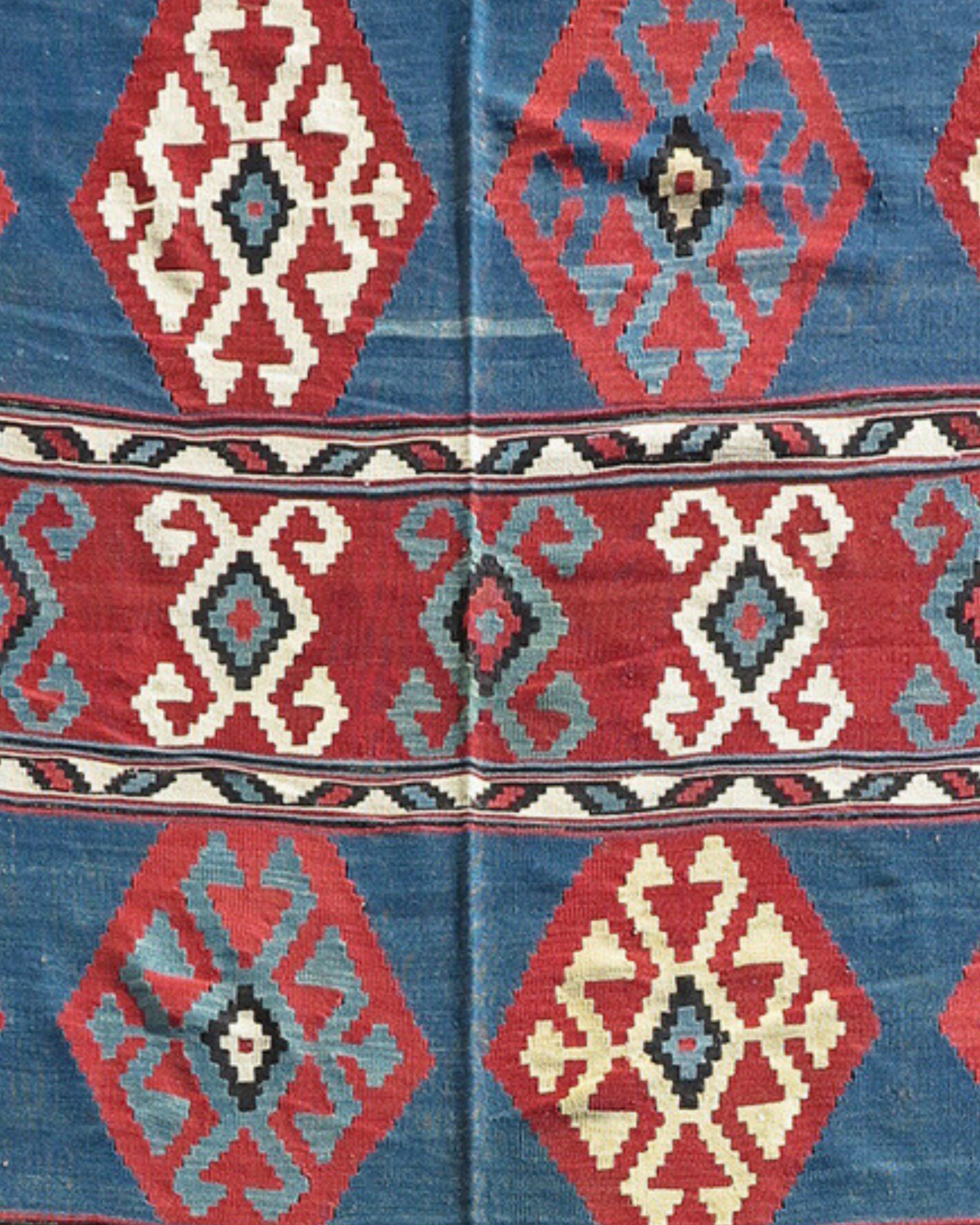 Rug & Kilim caucasien ancien, fin du 19e siècle

Combinant une géométrie audacieuse et des couleurs pures, ce kilim kazak du Caucase du Sud dessine des bandes alternées de bleu et de rouge. Ces bandes sont entrecoupées de fines bandes blanches avec