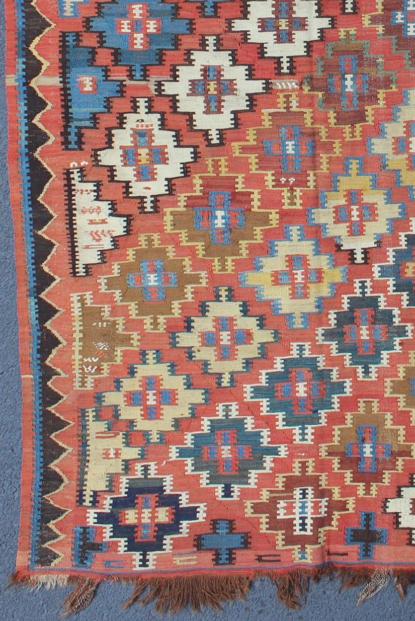 Antique Caucasian Kuba Kilim, rug 13-0919, pays d'origine / type : Caucase / Kilim, vers le début du 20ème siècle.

Mesures : 4'8 x 9'3.

Ce Kilim Kuba antique et coloré, datant de la fin du 19e/début du 20e siècle, présente un motif all-over tissé