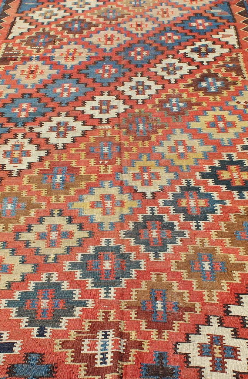 Kilim Kuba caucasien ancien avec motif de diamants sur toute sa surface de couleur rouille et bleue en vente 1