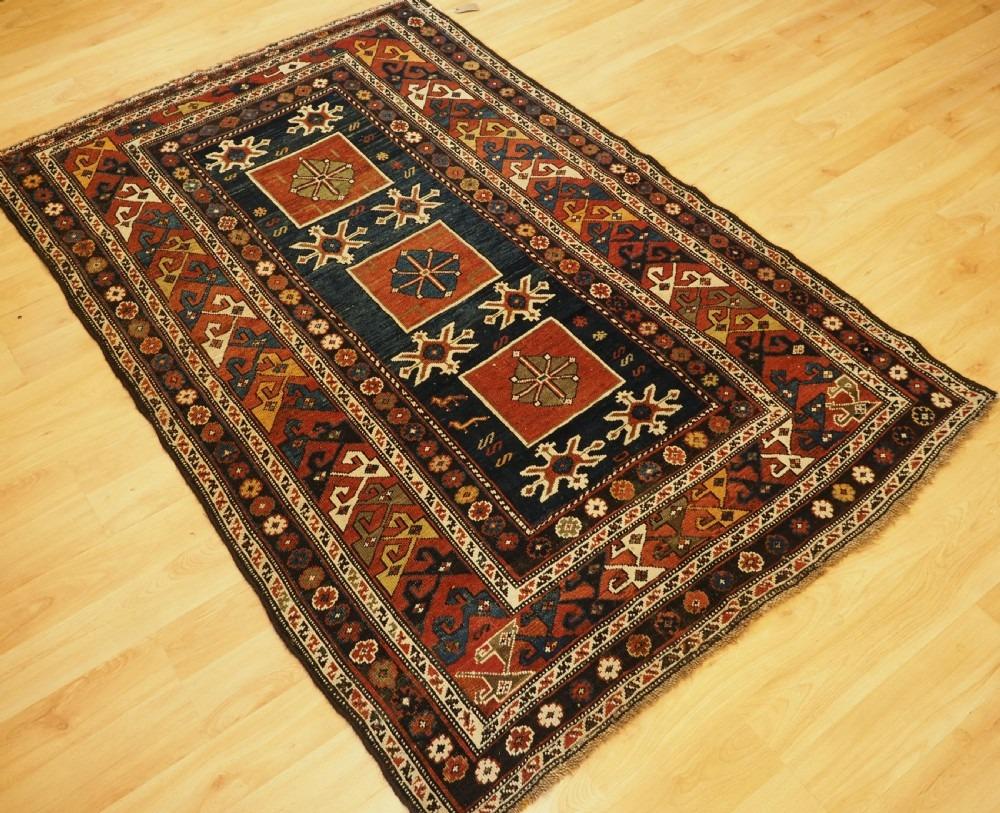 Antiker kaukasischer Kuba-Teppich aus dem Dorf Karagashli
CIRCA 1900

Der Teppich ist ein gutes Beispiel für dieses klassische kaukasische Design Das indigoblaue Feld mit drei Kästchen, Schneeflocken und Tieren Das Bordürenmuster ist typisch für