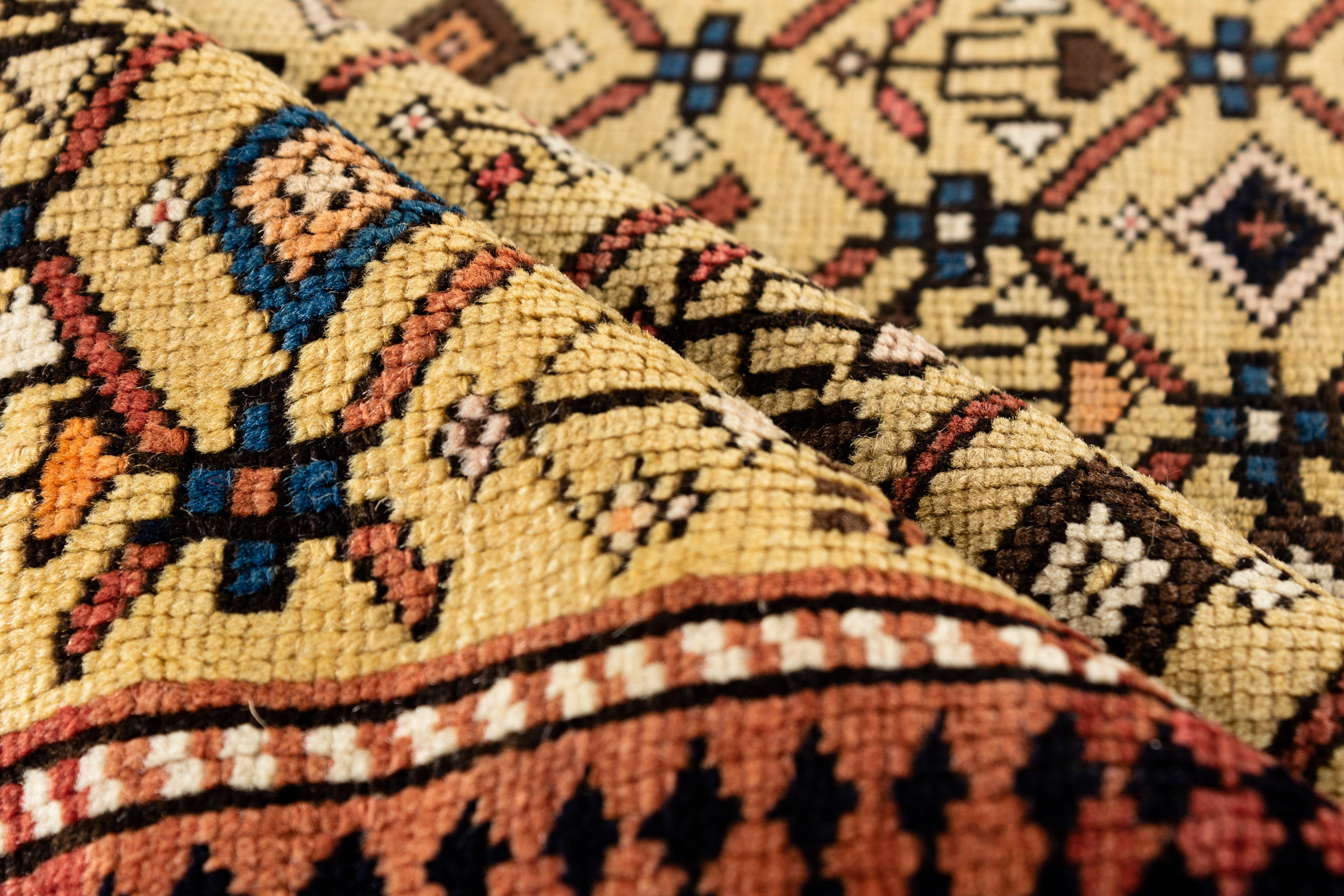 En provenance du Caucase oriental, un tapis Kuba antique tissé à la main, vers 1880. Les montagnes du Caucase, entre la Perse et la Russie, sont célèbres à juste titre pour leurs tapis anciens colorés et géométriques, et ce tapis en est un bel