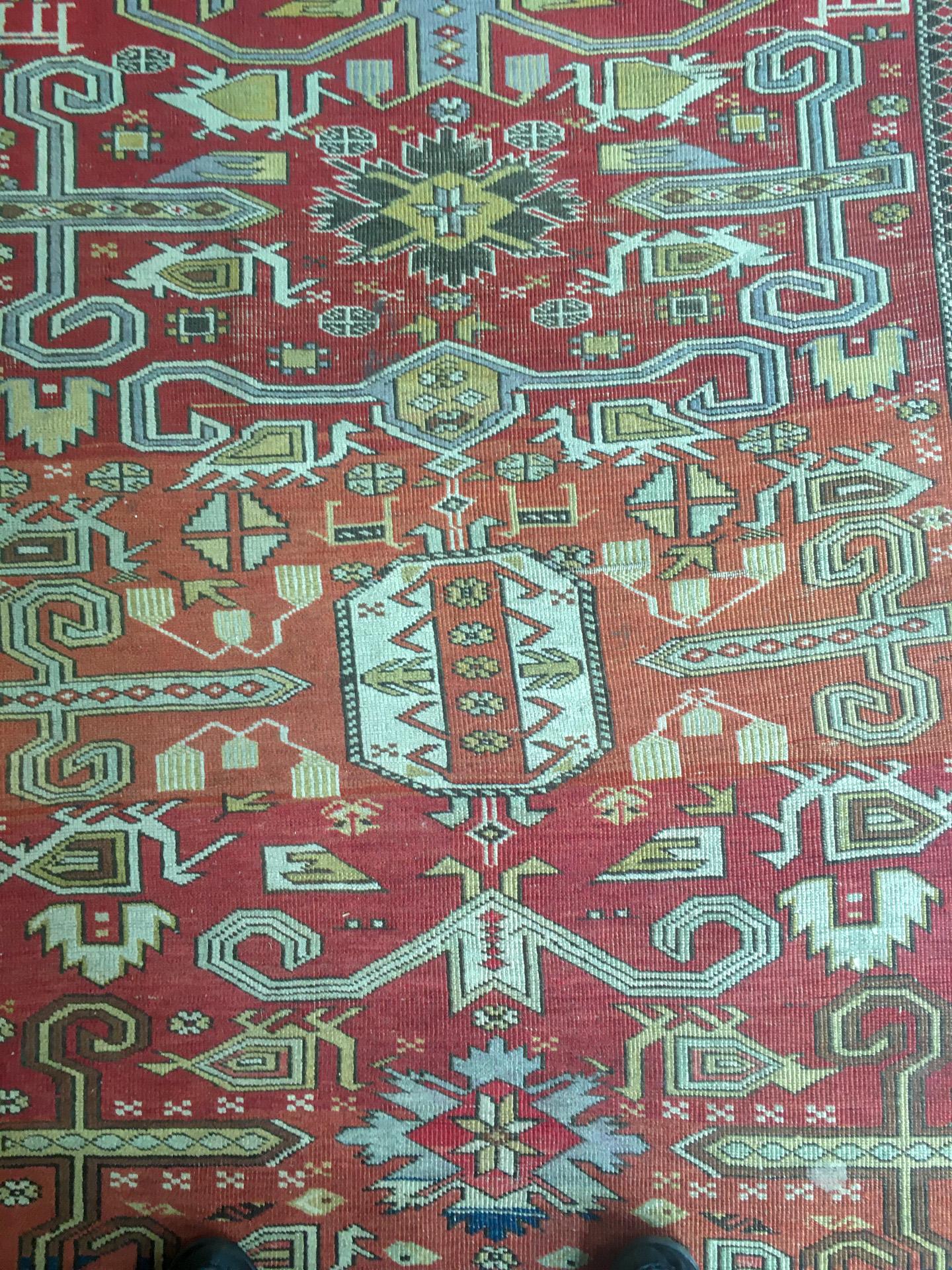 Hergestellt in der Kaukasus-Region (Altrussland). Dieser schöne handgeknüpfte Wollteppich ist sehr detailliert mit einem Riegelhaken-Design mit einer Barbierstange und Sägezahn-Außenrand.
Die geometrischen und tierischen Motive heben sich auf einem