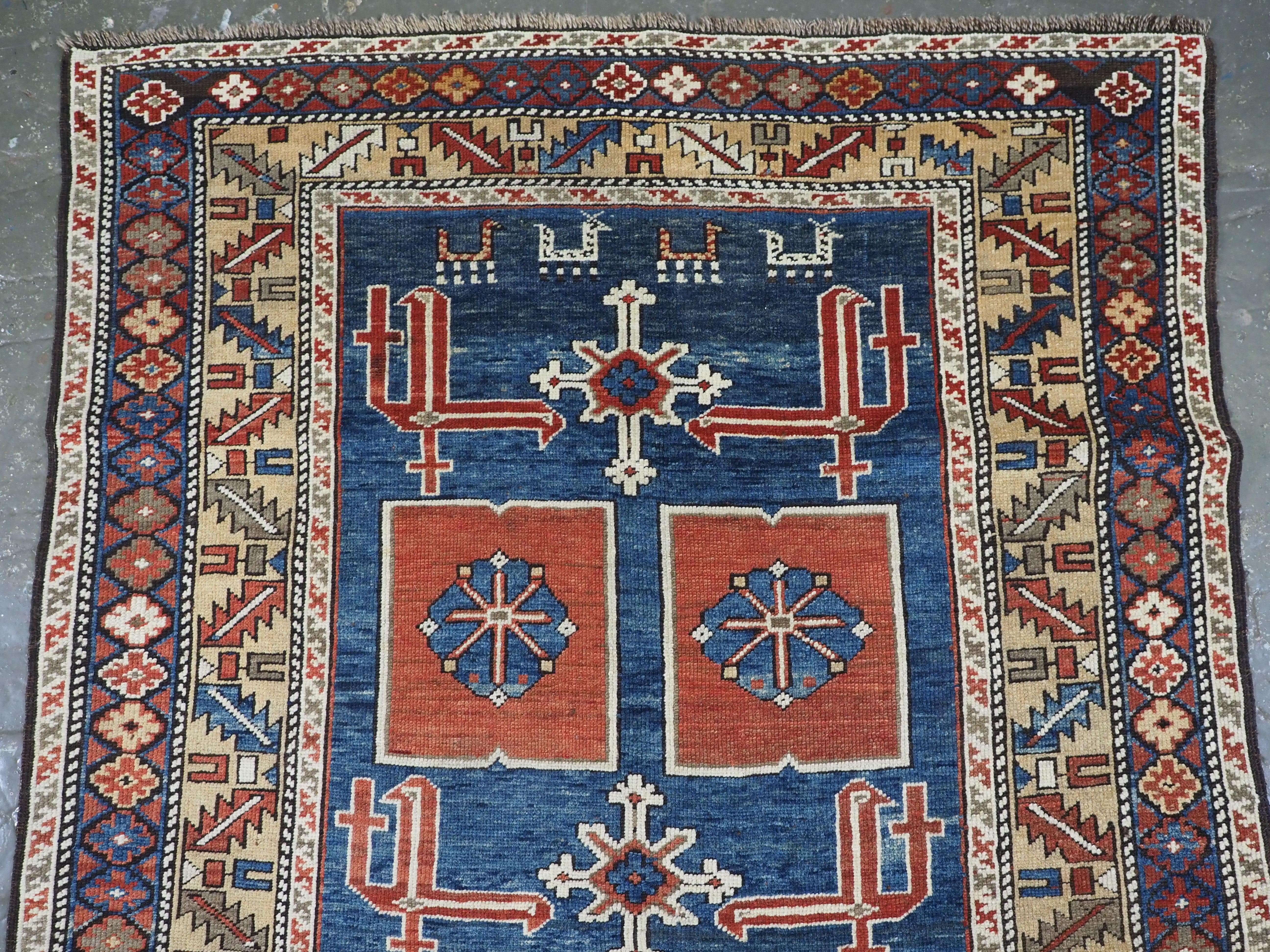 Größe: 180 x 110 cm (5ft 11in x 3ft 7in).

Antiker kaukasischer Kuba-Teppich aus dem Dorf Karagashli, das nördlich von Perepedil liegt.

Um 1880.

Der Teppich ist ein sehr gut gezeichnetes Beispiel für dieses klassische kaukasische Design. Das