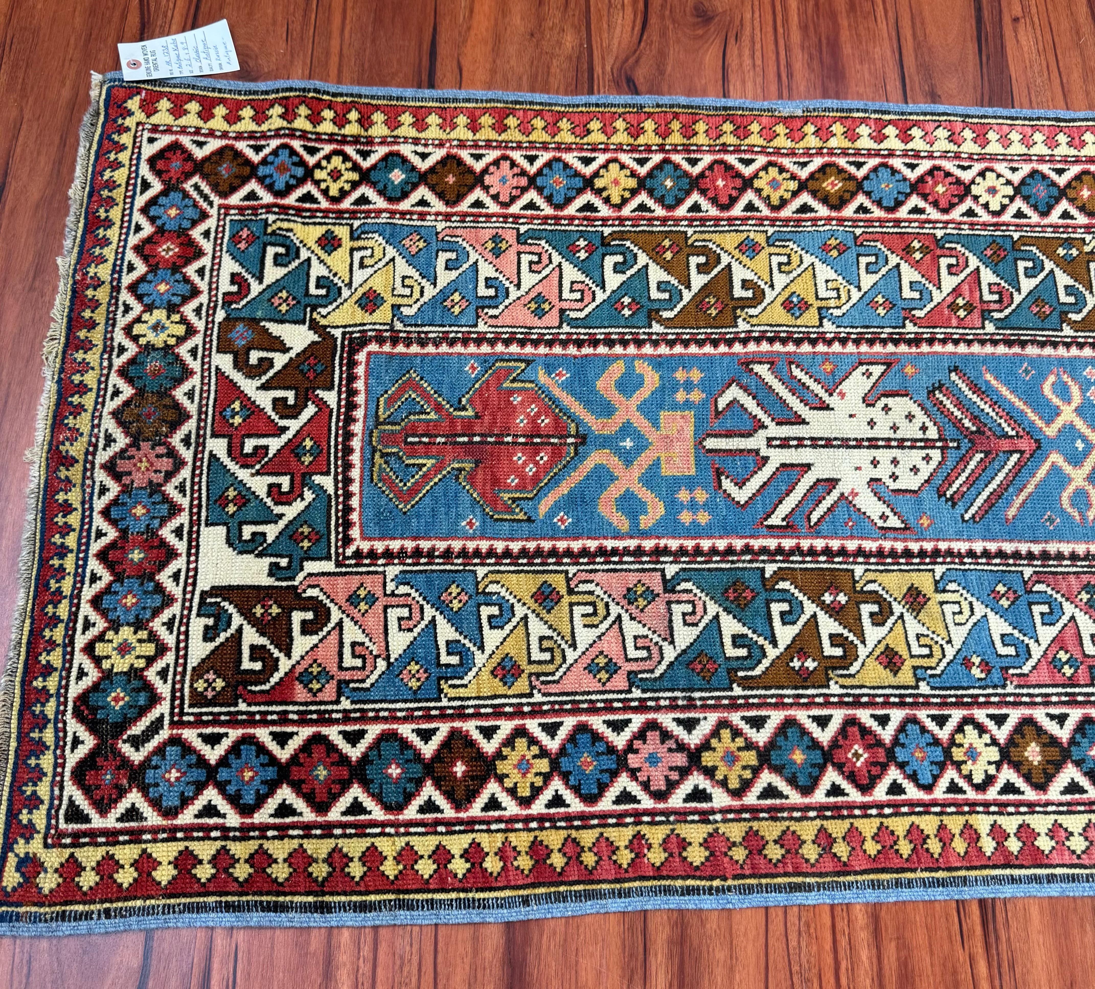 Ein atemberaubender antiker kaukasischer/kubanischer Läufer, der um die 1890er Jahre hergestellt wurde. Dieser Teppich ist in Anbetracht seiner reichen Geschichte in einem ausgezeichneten Zustand. Ein wahrhaft atemberaubendes Stück mit schönen