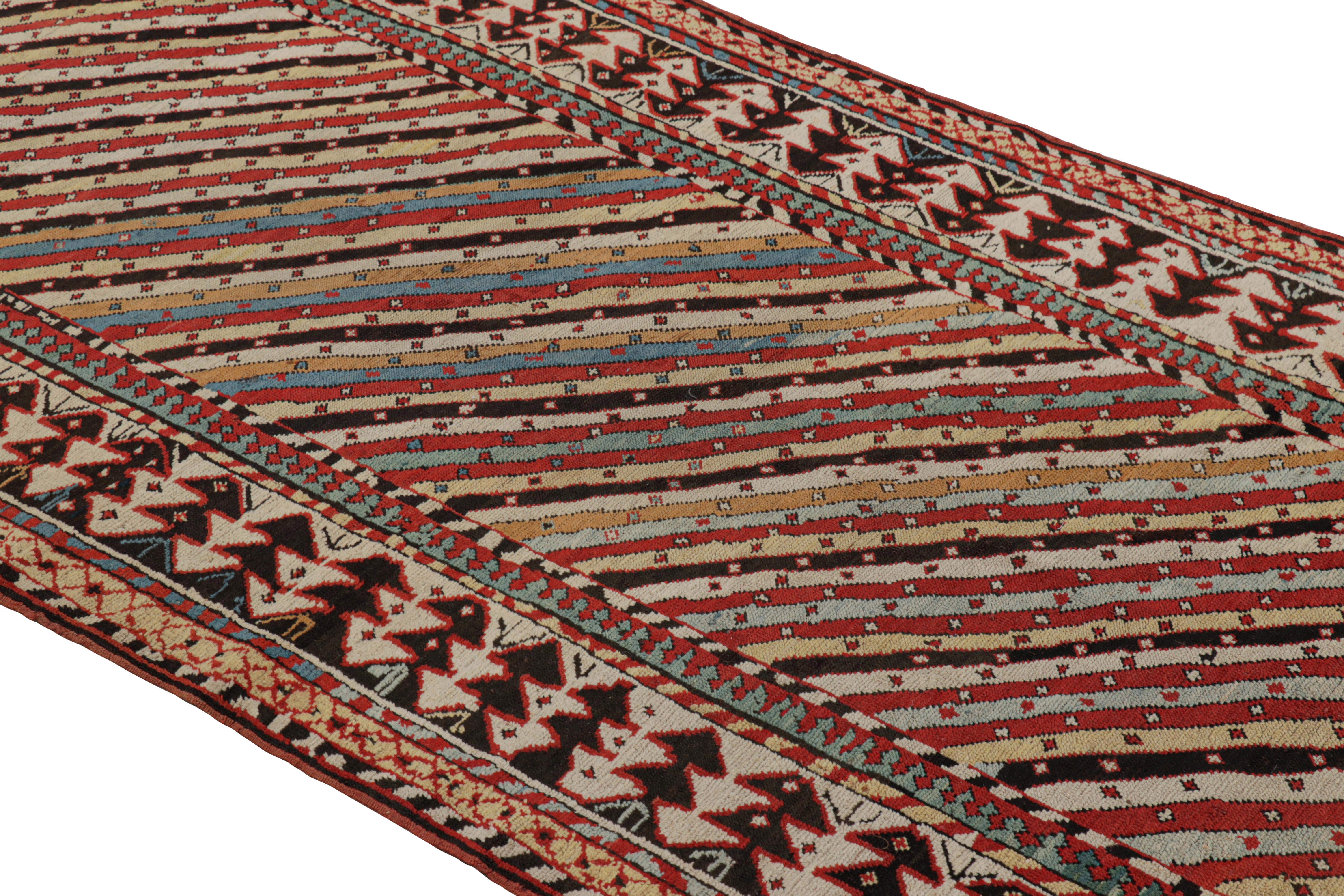 Dieser handgeknüpfte Wollteppich aus dem Jahr 1900, der wahrscheinlich aus der aserbaidschanischen Region des Kaukasus stammt, ist eine ganz besondere Ergänzung der Rug & Kilim Collection'S. 

Über das Design: 

Bewunderer des Kunsthandwerks werden
