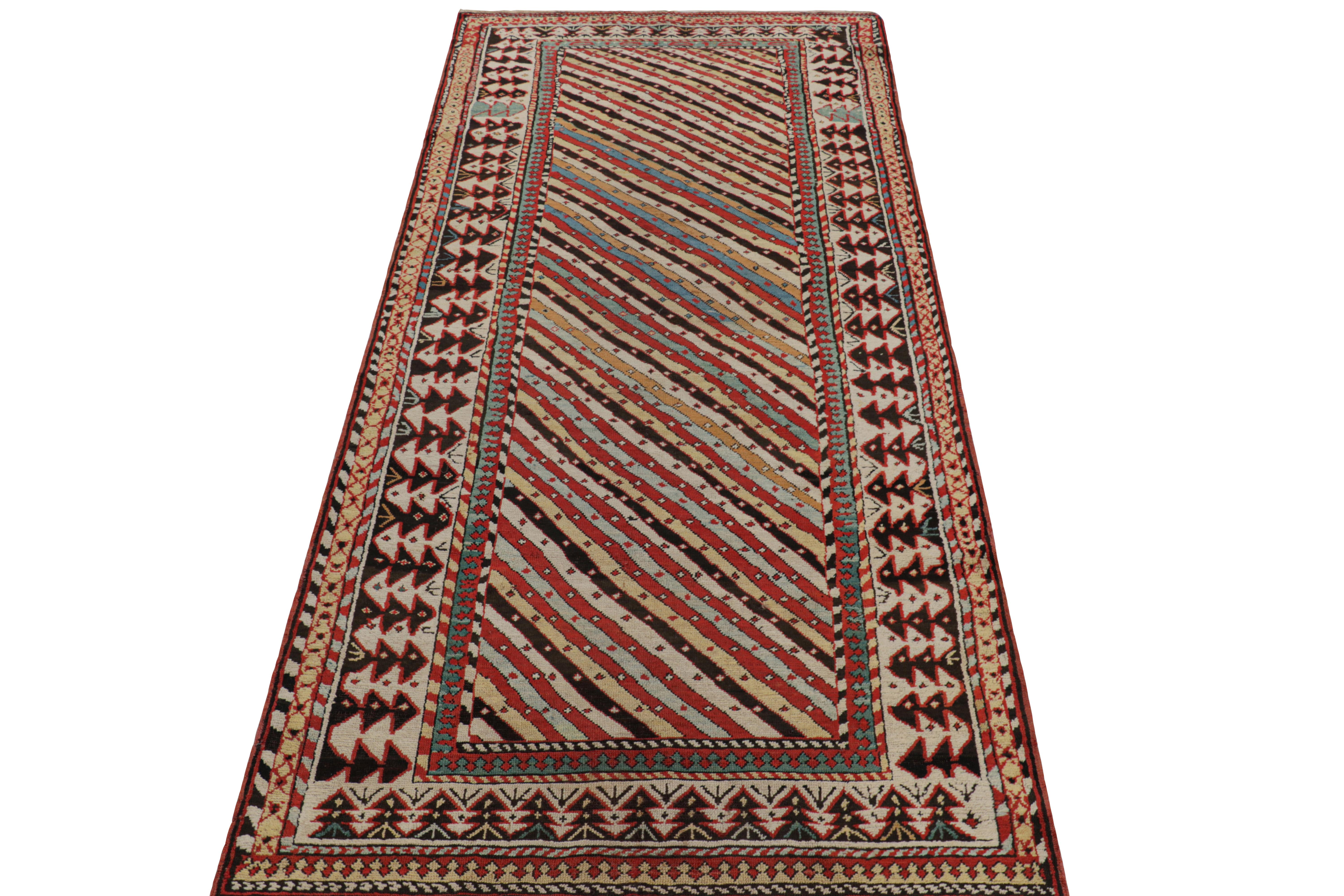 Antiker kaukasischer Kuba-Läufer mit geometrischen Mustern, von Rug & Kilim im Zustand „Gut“ im Angebot in Long Island City, NY