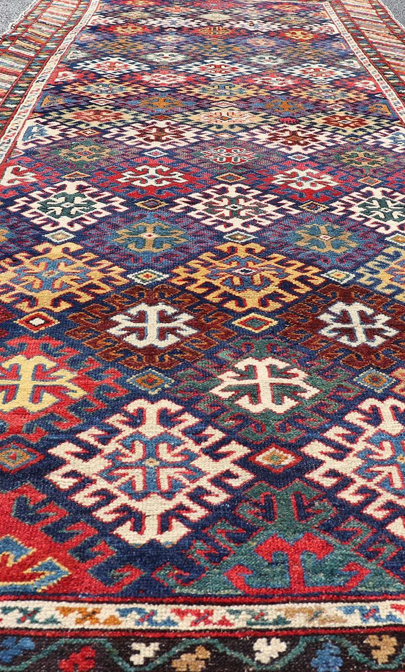 Ancien chemin de table caucasien Kuba Gallery Runner avec un design tribal et des motifs all-over. Keivan Woven Arts / tapis X23-0811-79, pays d'origine / type : Caucase / Shirvan, vers 1890. 
Mesures : 4'0 x 10'6 
Le champ de ce chemin de table