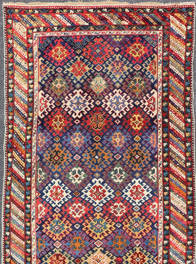 Caucasien Ancien tapis de course caucasien Kuba avec am designs tribaux et motifs All-Over 4' x 10'6 en vente