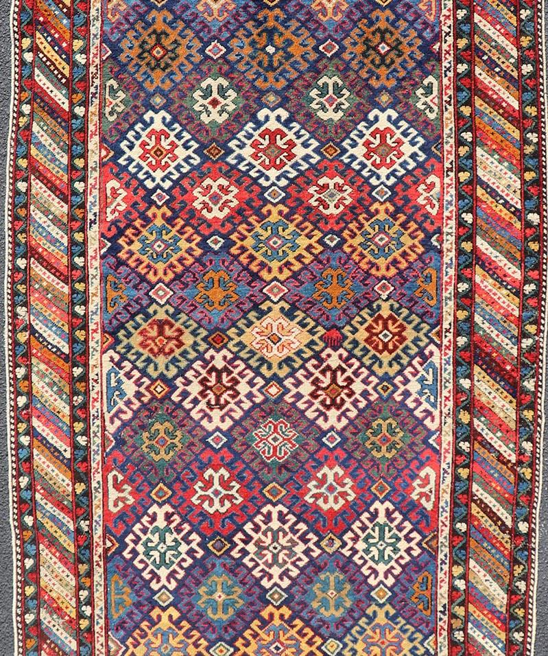 Noué à la main Ancien tapis de course caucasien Kuba avec am designs tribaux et motifs All-Over 4' x 10'6 en vente