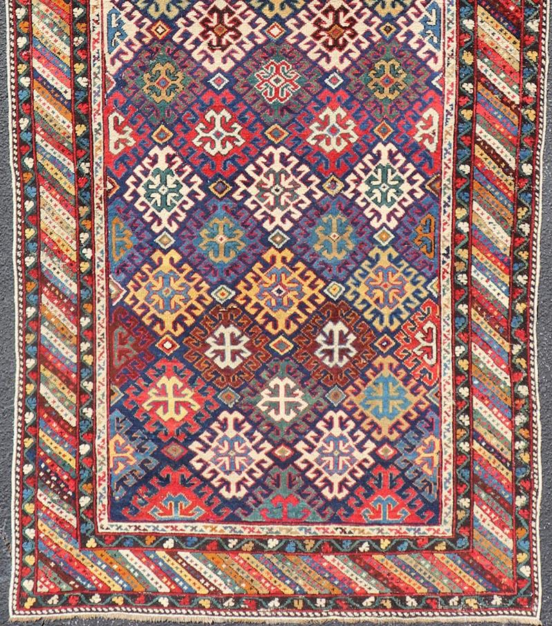 Ancien tapis de course caucasien Kuba avec am designs tribaux et motifs All-Over 4' x 10'6 Bon état - En vente à Atlanta, GA