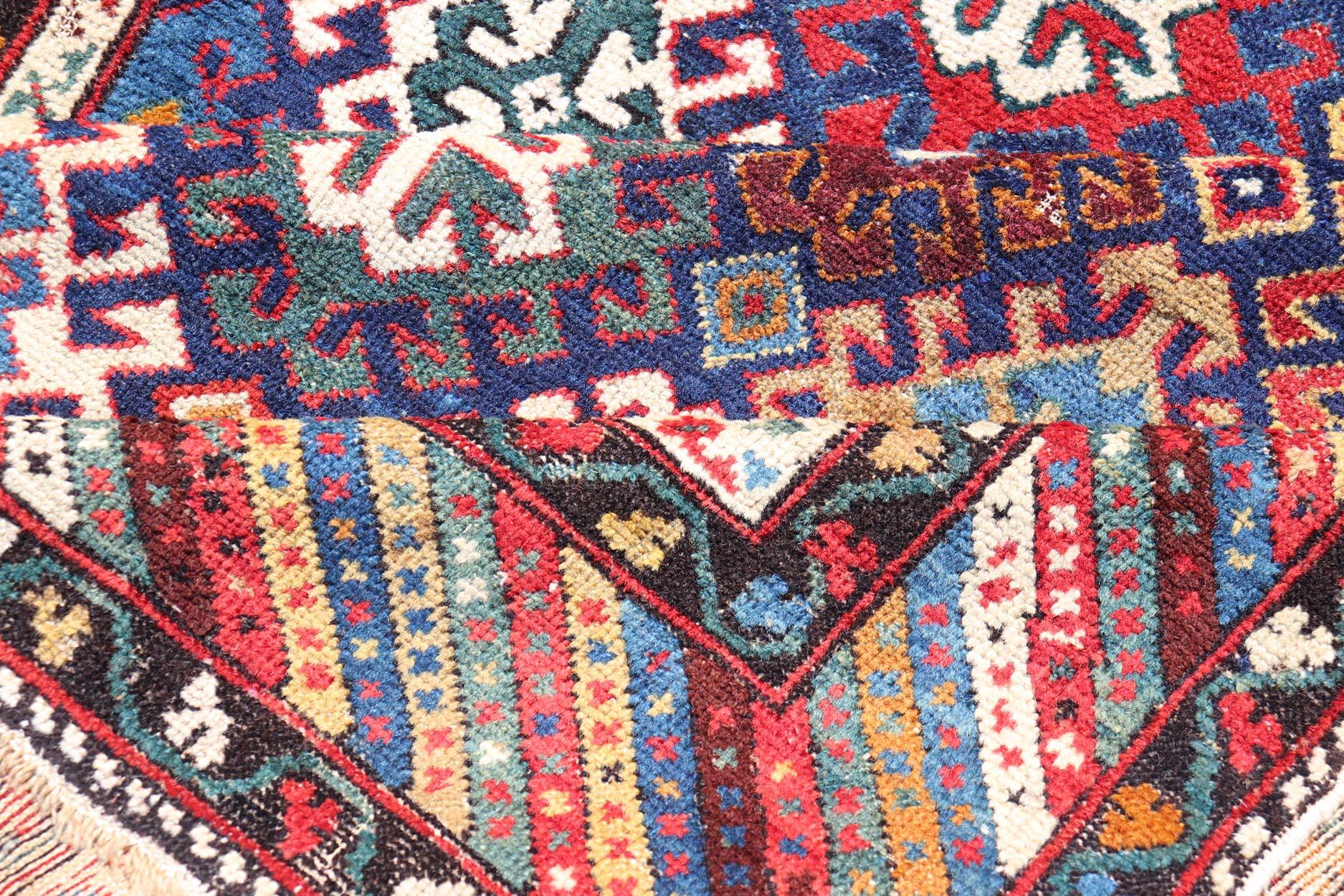 XIXe siècle Ancien tapis de course caucasien Kuba avec am designs tribaux et motifs All-Over 4' x 10'6 en vente