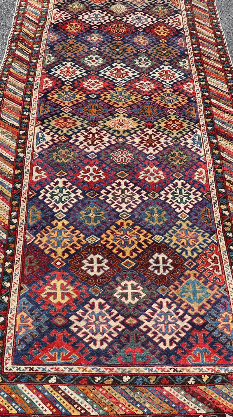 Laine Ancien tapis de course caucasien Kuba avec am designs tribaux et motifs All-Over 4' x 10'6 en vente