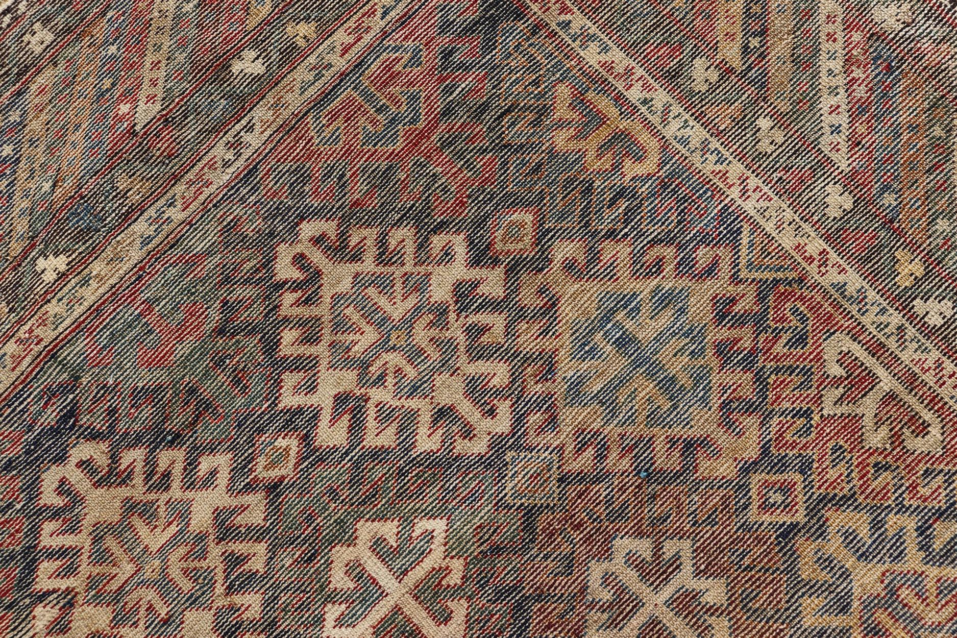 Ancien tapis de course caucasien Kuba avec am designs tribaux et motifs All-Over 4' x 10'6 en vente 1
