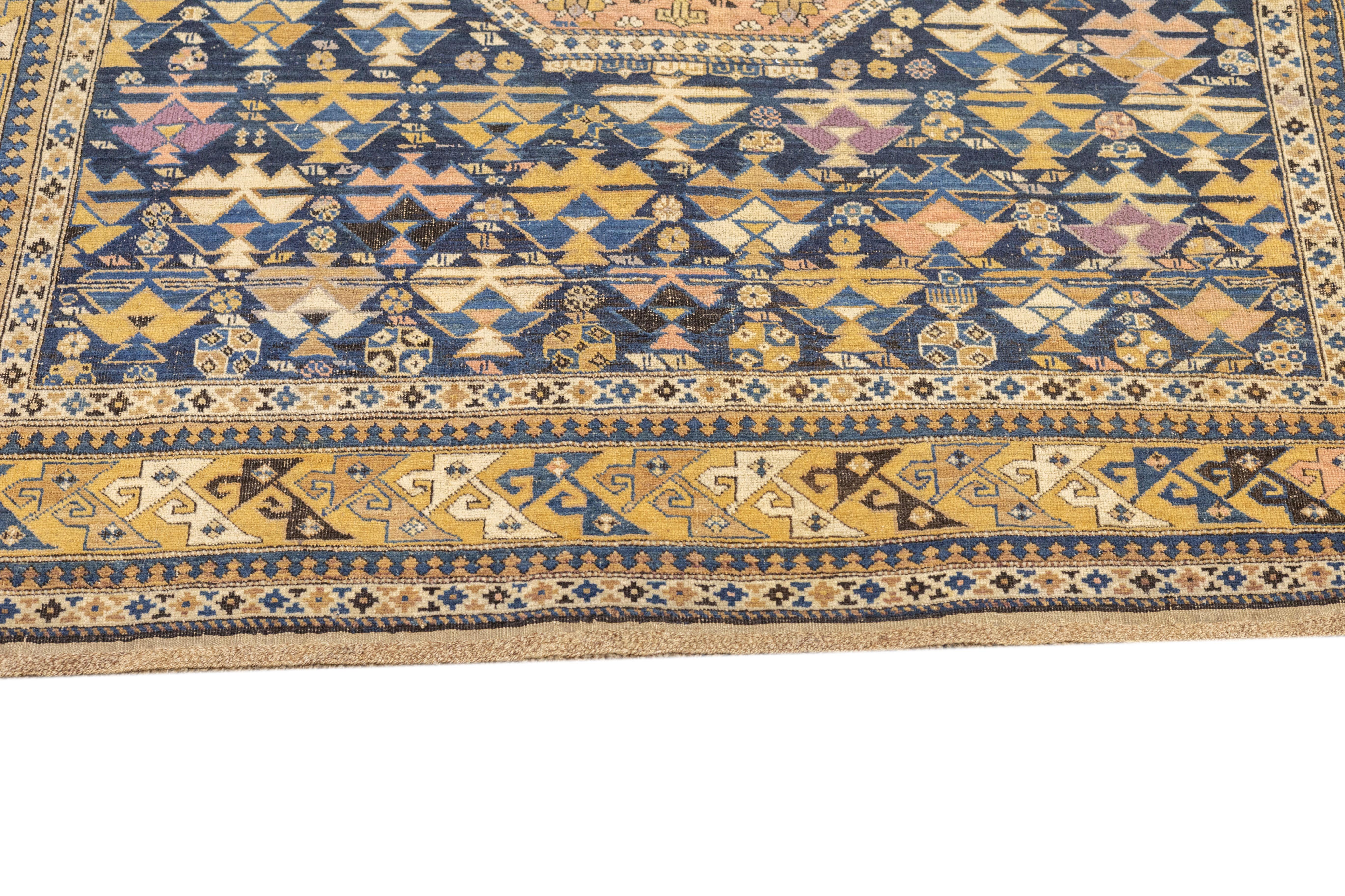 Noué à la main Tapis Kuba Shirvan caucasien ancien 4'5'' x 5'1' en vente