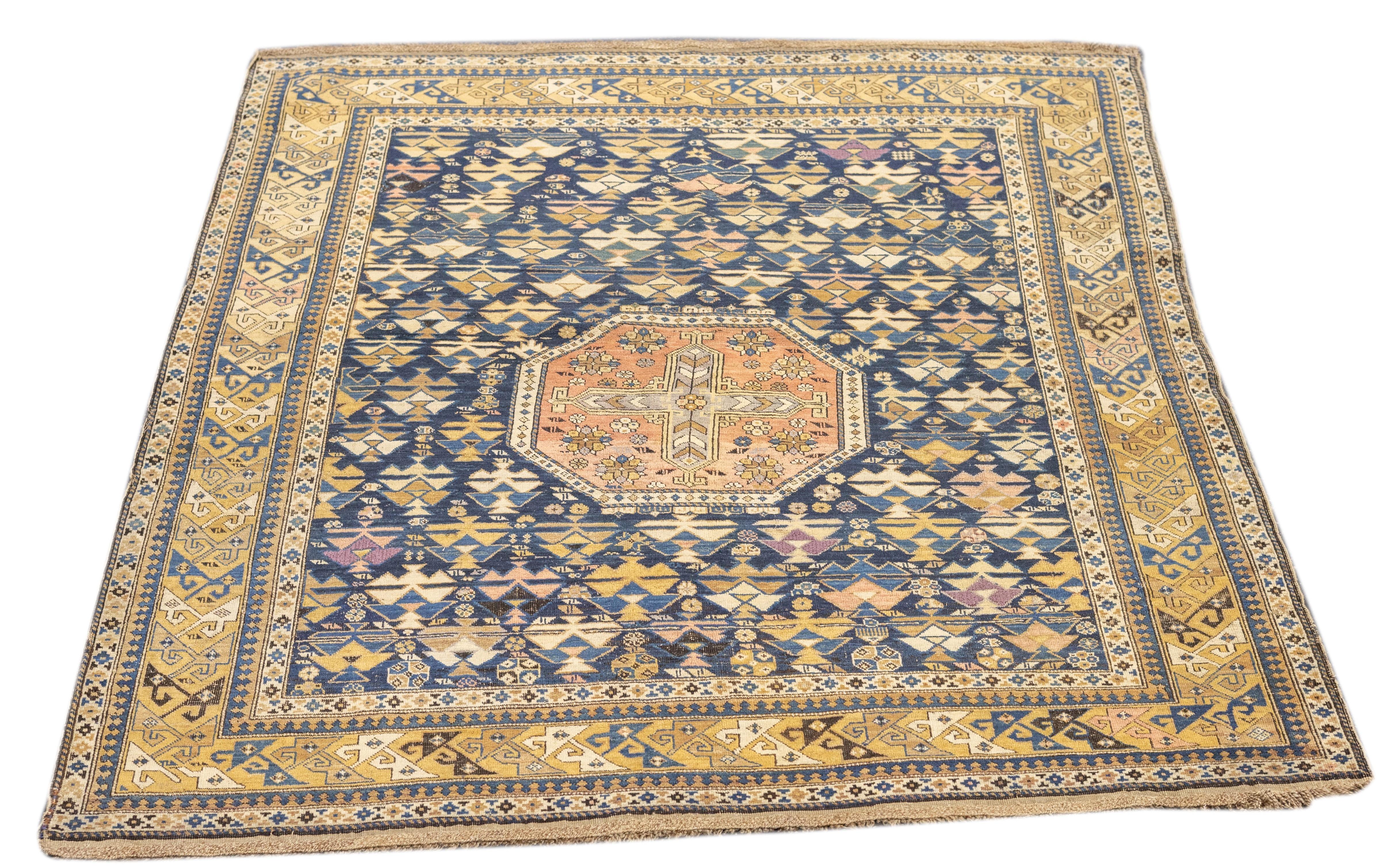 XIXe siècle Tapis Kuba Shirvan caucasien ancien 4'5'' x 5'1' en vente