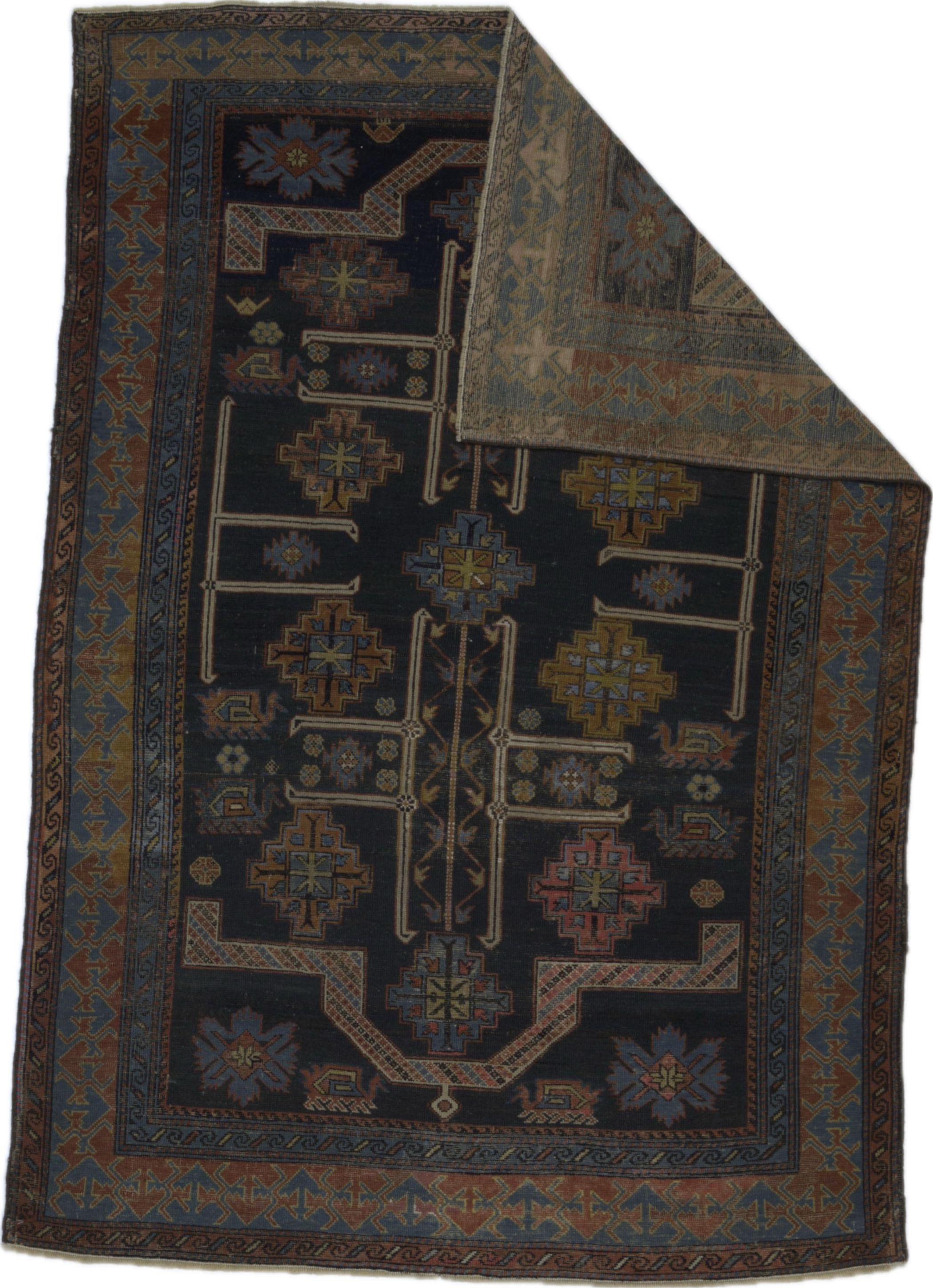 Los turcos azeríes habitan en la zona kuba del Cáucaso central y occidental y tejen una gran variedad de alfombras geométricas, alfombrillas, alfombras largas y piezas de nicho (oración), con diseños geométricos en toda la superficie y medallones.