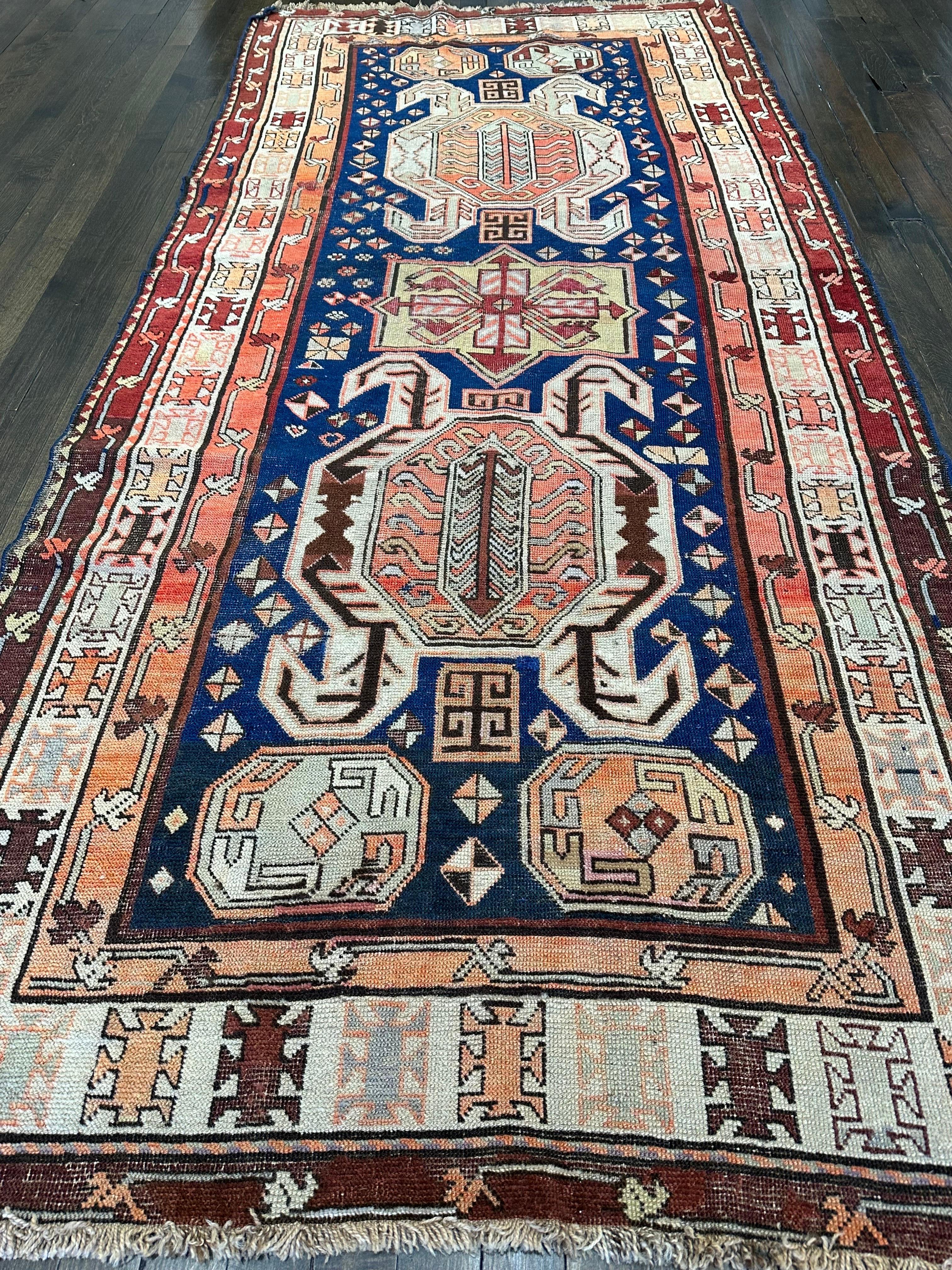 Eine sehr erfreuliche  antiker kaukasischer Läufer gehört  Diese Teppiche zeichnen sich in erster Linie durch ihr Design aus, das aus großen gehörnten Medaillons auf der vertikalen Achse besteht, im Falle dieses Teppichs aus zwei Medaillons, die in