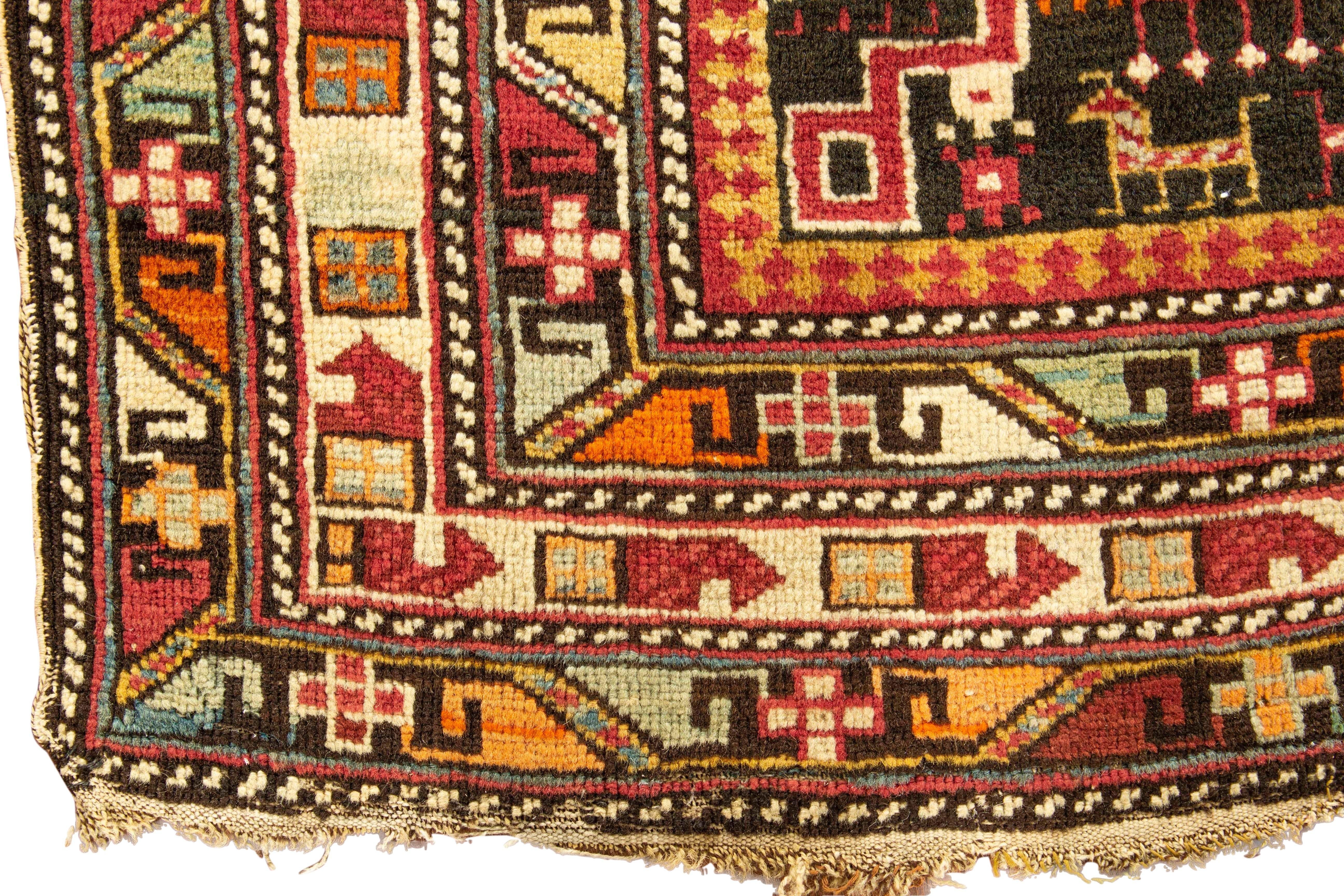 Antiker kaukasischer Lesghi-Teppich um 1880. Das Kaukasusgebirge zwischen Persien und Russland ist zu Recht berühmt für seine farbenfrohen, geometrischen antiken Streuteppiche und dies ist ein schönes Beispiel. Größe: 4' x 5'2.