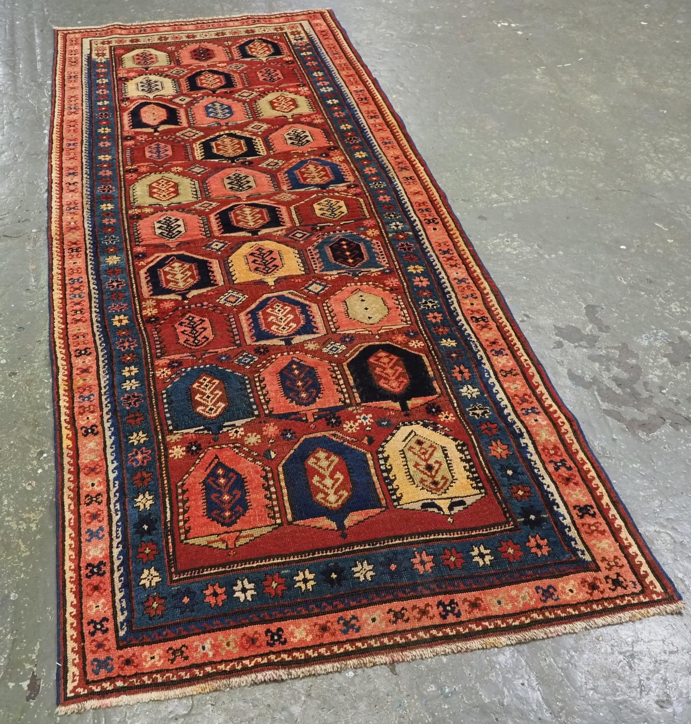 
Taille : 7ft 11in x 3ft 3in (242 x 99cm).

Ancien tapis long caucasien à motifs boteh.

Circa 1900.

Un exemple intéressant de tapis long caucasien de type 