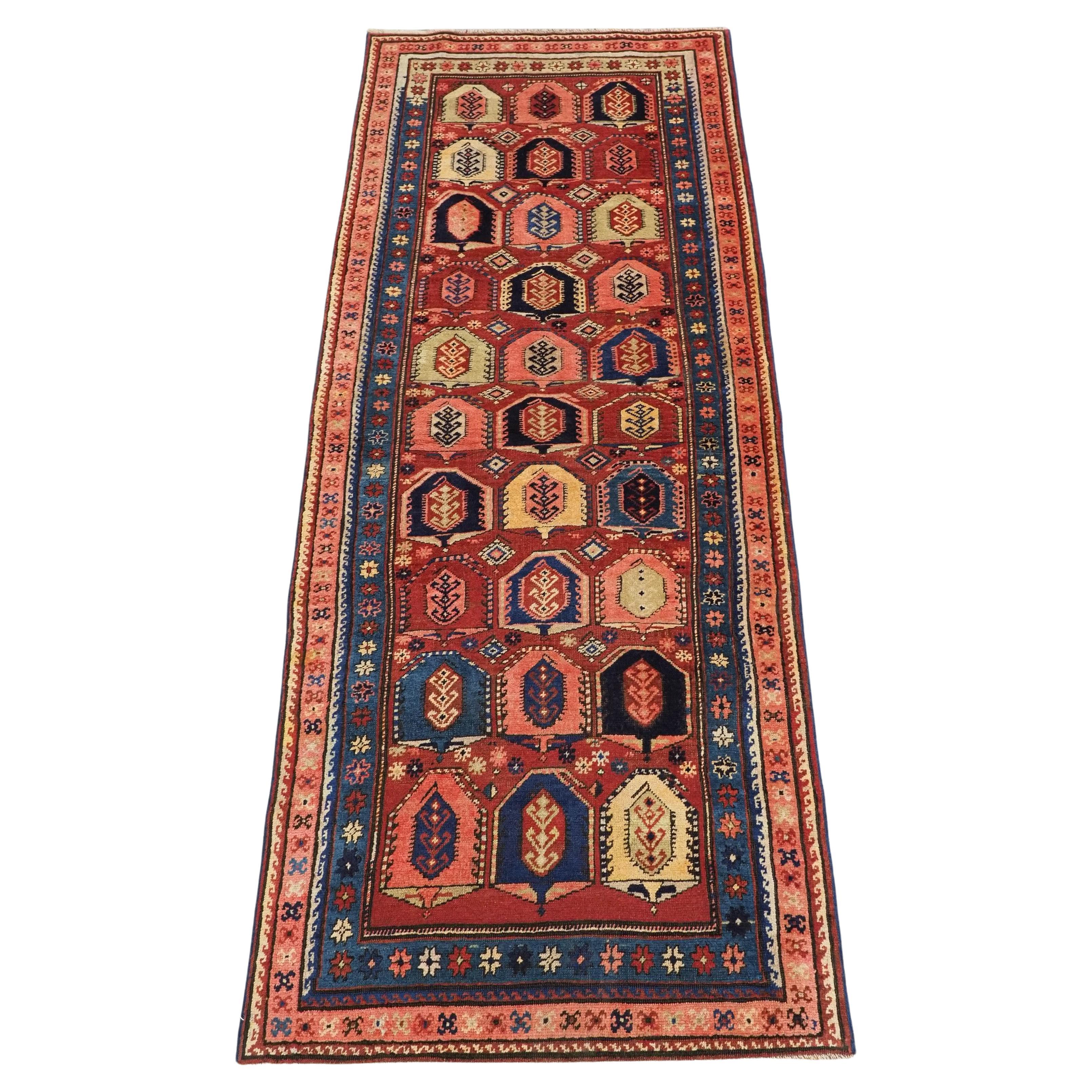 Antiker kaukasischer langer kaukasischer langer Teppich mit boteh-Design.  Um 1900.