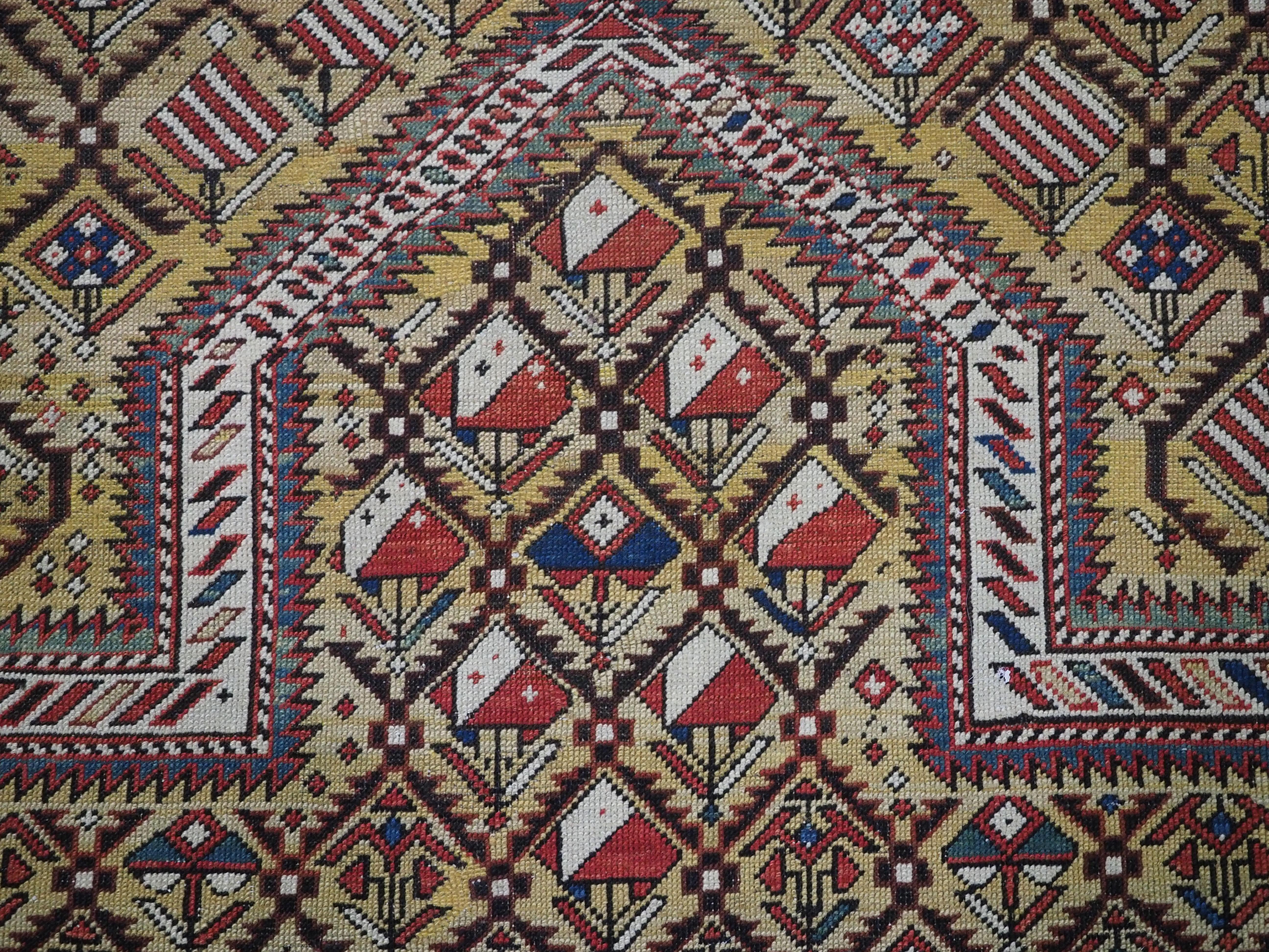 Milieu du XVIIe siècle Ancien tapis de prière caucasien Marasali de la rare couleur de fond 