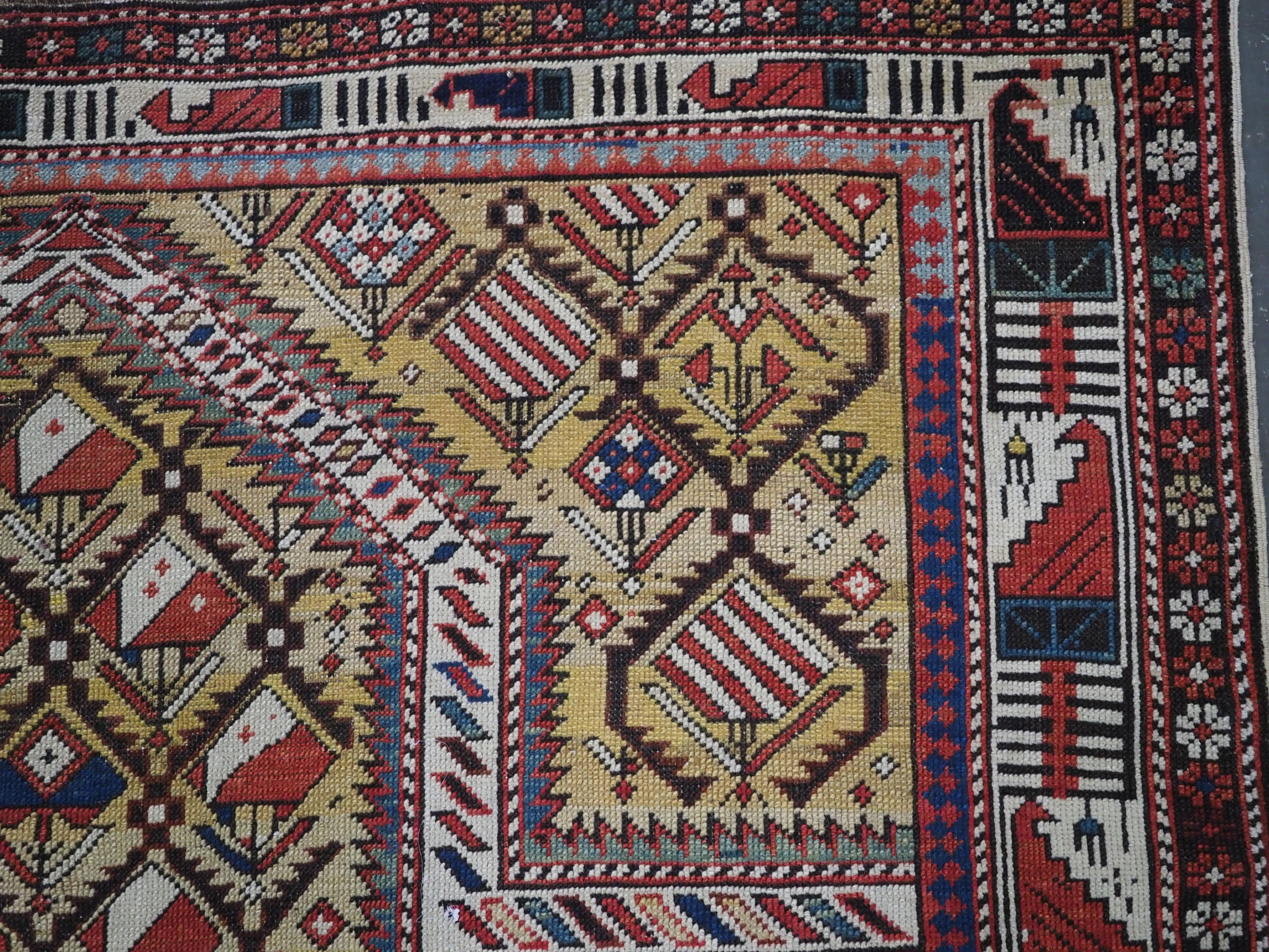 Laine Ancien tapis de prière caucasien Marasali de la rare couleur de fond 