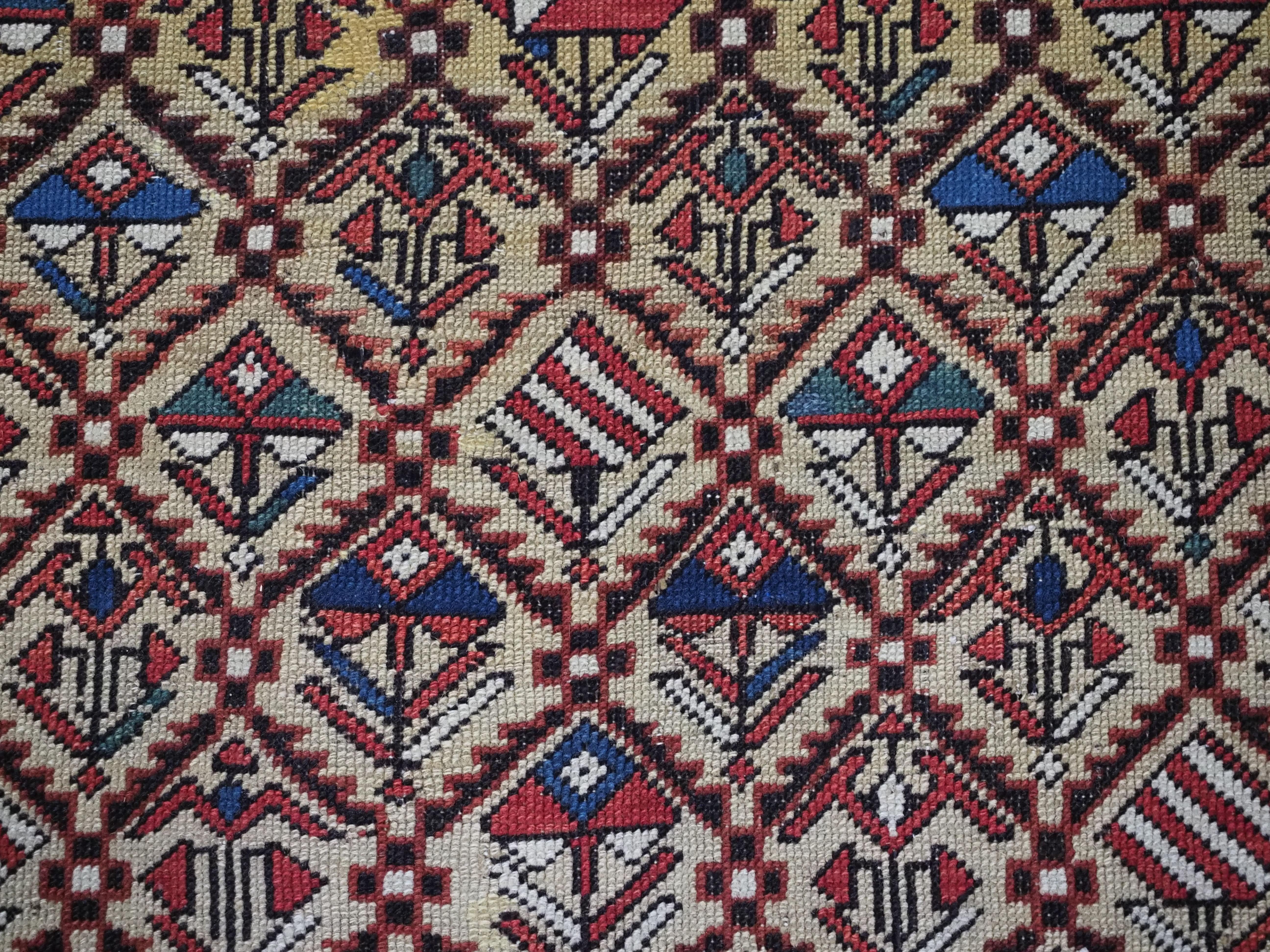 Ancien tapis de prière caucasien Marasali de la rare couleur de fond 