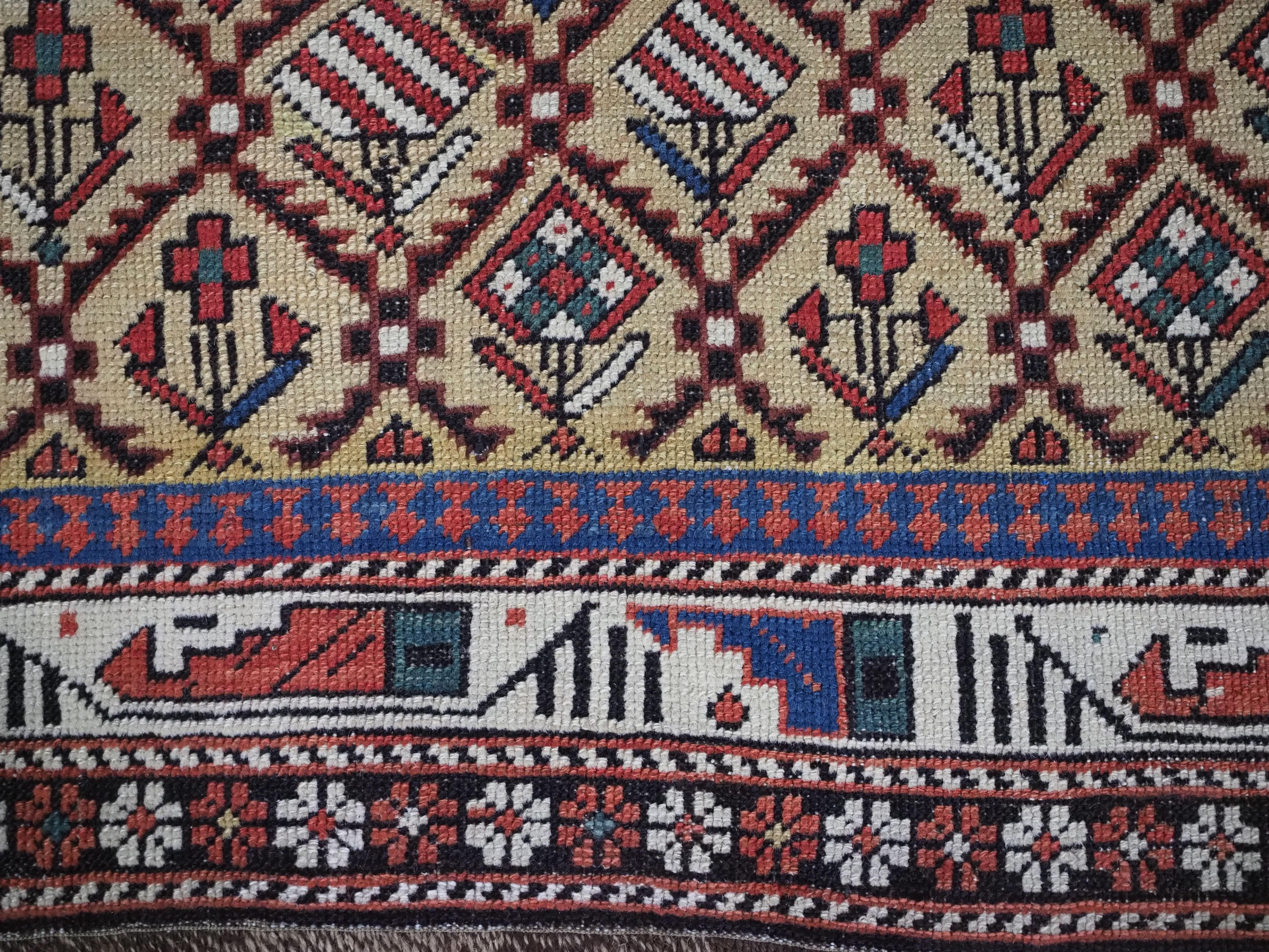 Ancien tapis de prière caucasien Marasali de la rare couleur de fond 