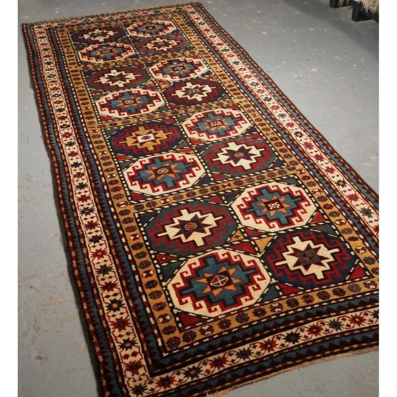 Ein hervorragender antiker südkaukasischer Moghan-Kazak-Langteppich mit zwei vertikalen Reihen von Memling-Guls in Oktogonen. Der Teppich hat eine traditionelle Bordüre für Teppiche aus dieser Region. Hervorragende Farbe und typische kasachische