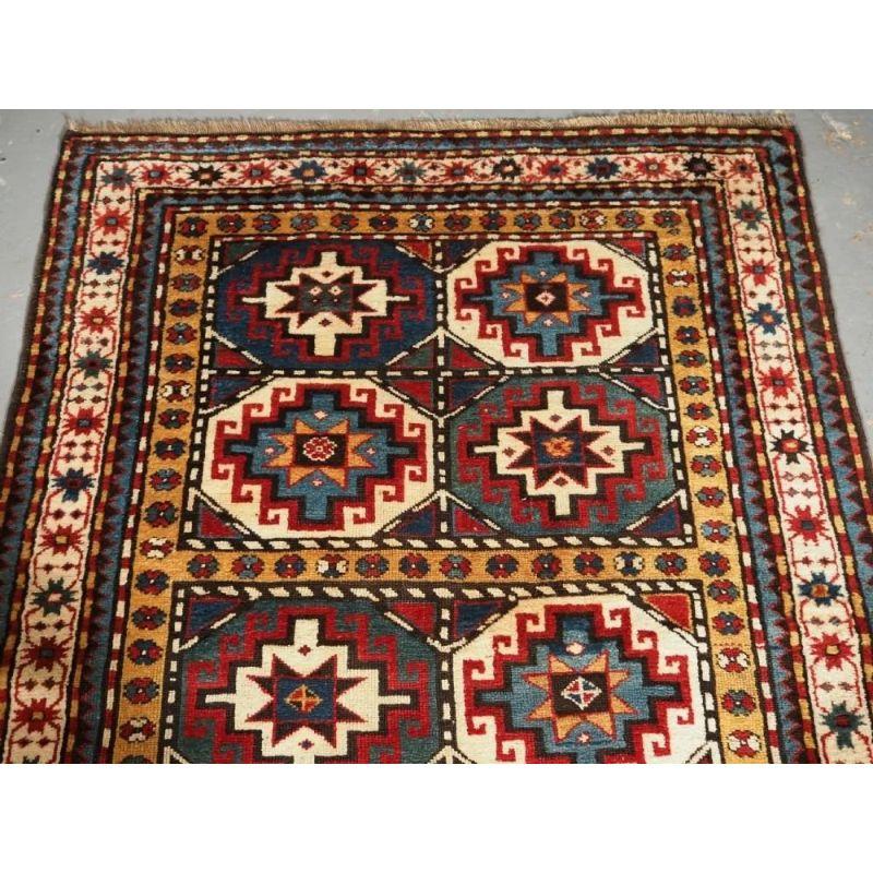 Caucasien Tapis long caucasien ancien Kazak du Caucase avec moussins en métal doré, vers 1890 en vente