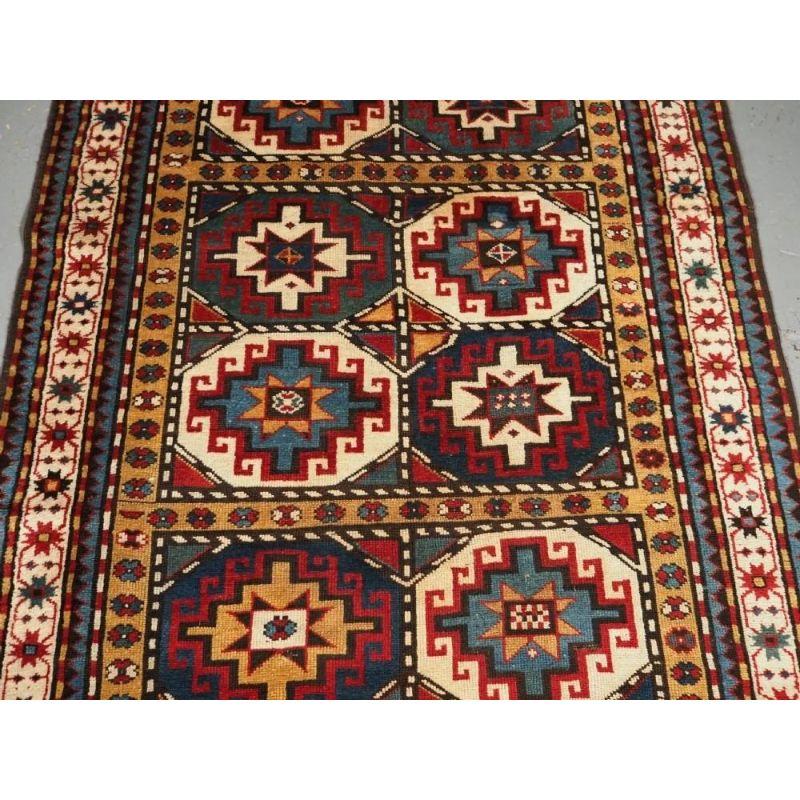 Tapis long caucasien ancien Kazak du Caucase avec moussins en métal doré, vers 1890 Bon état - En vente à Moreton-In-Marsh, GB
