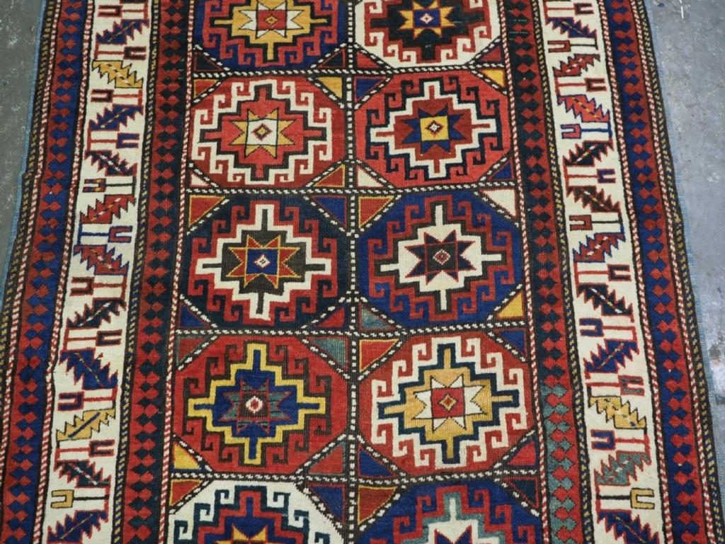 Ancien tapis Moghan Kazak du South Antiques avec guls de Memling dans des octogones
Circa 1890

Superbe tapis Moghan Kazak avec deux rangées verticales de 'Memling guls' à l'intérieur d'octogones multicolores Le tapis a une bordure traditionnelle de