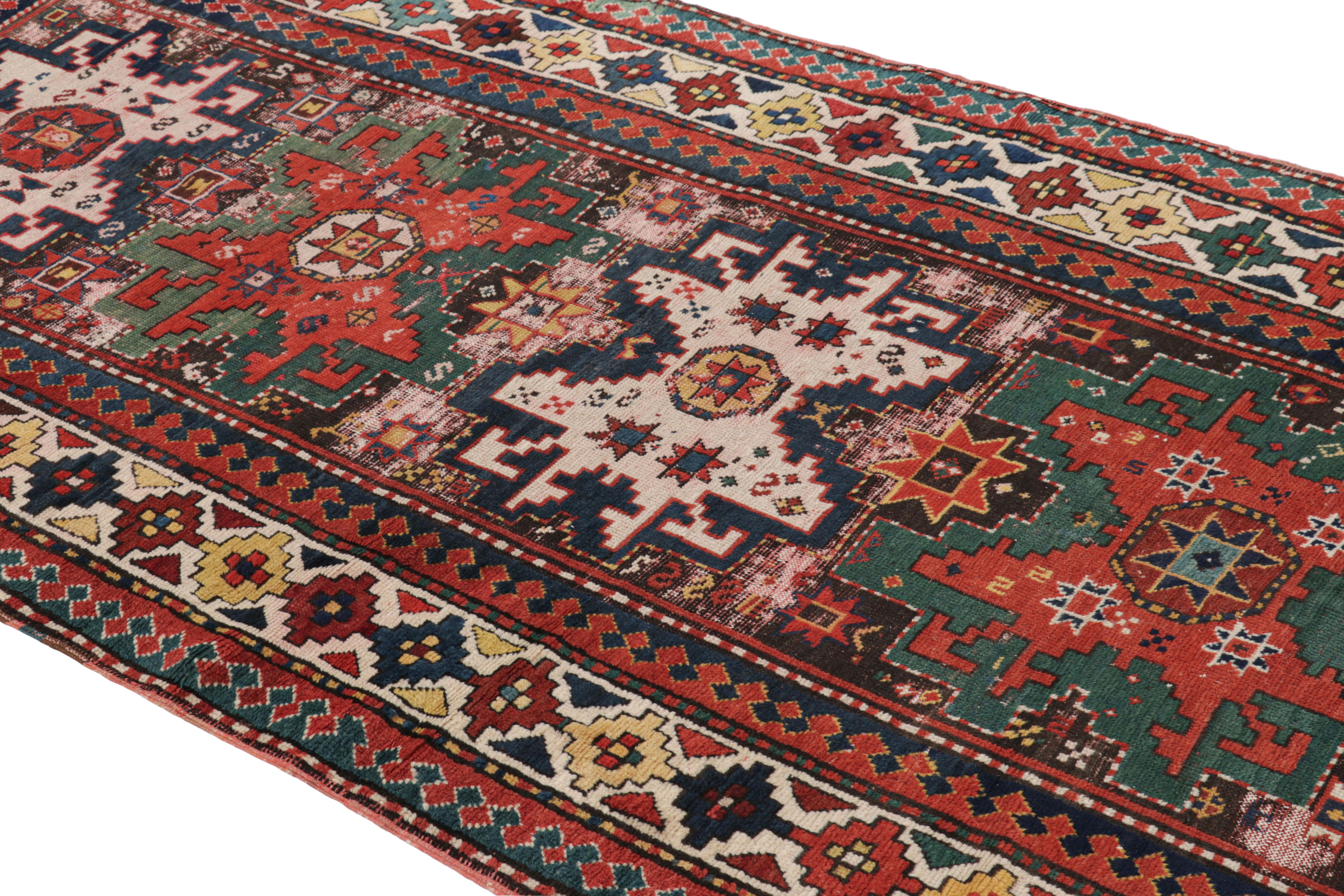 Anudada a mano en lana hacia 1880-1890, esta alfombra antigua caucásica de 4x9 de finales del siglo XIX es una nueva y emocionante incorporación a la colección de Rug & Kilim, con motivos geométricos inspirados en motivos nómadas clásicos, en