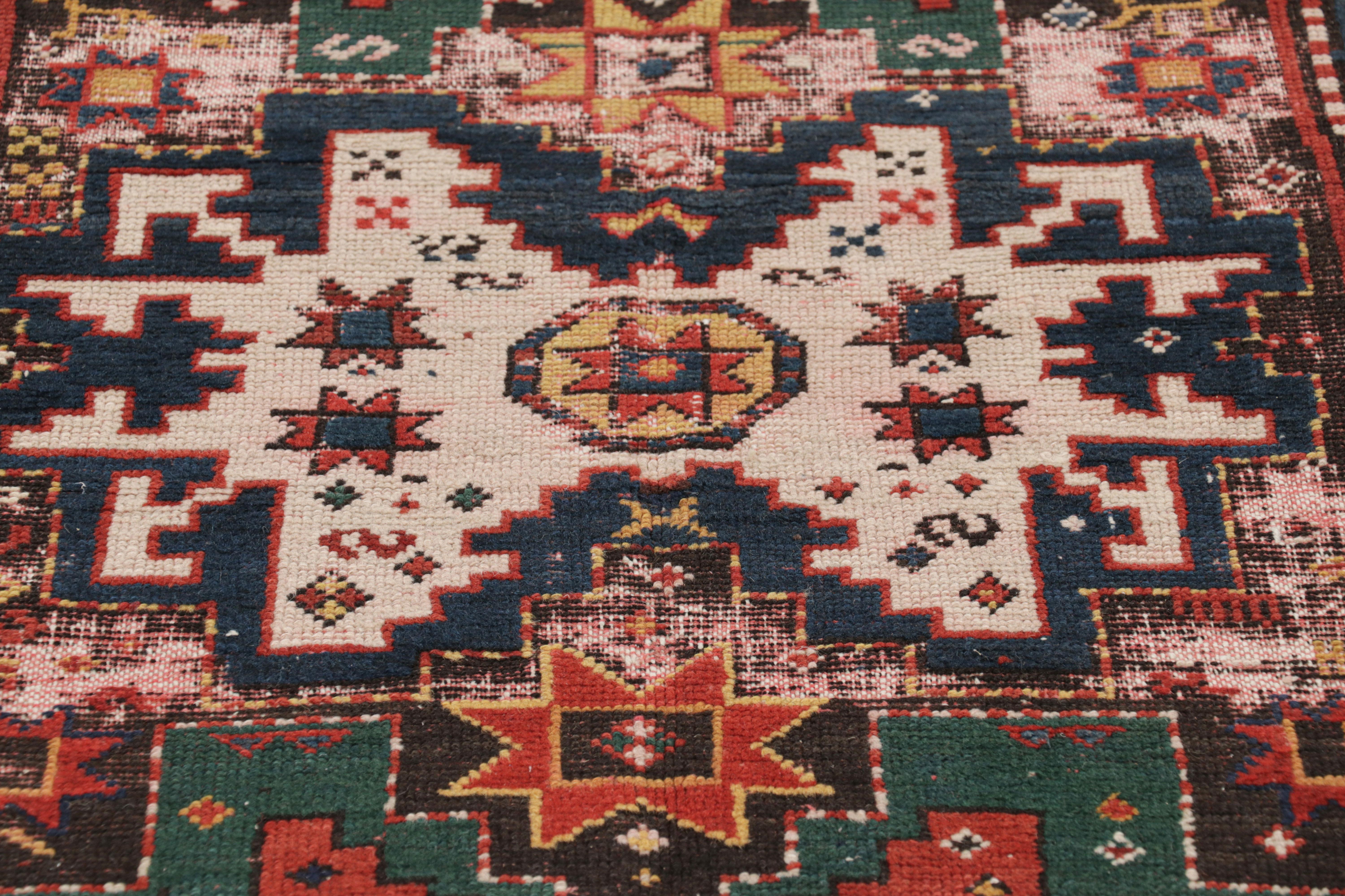 Alfombra antigua caucásica multicolor con medallones de estrellas Lesghi - Rug & Kilim Caucásico en venta