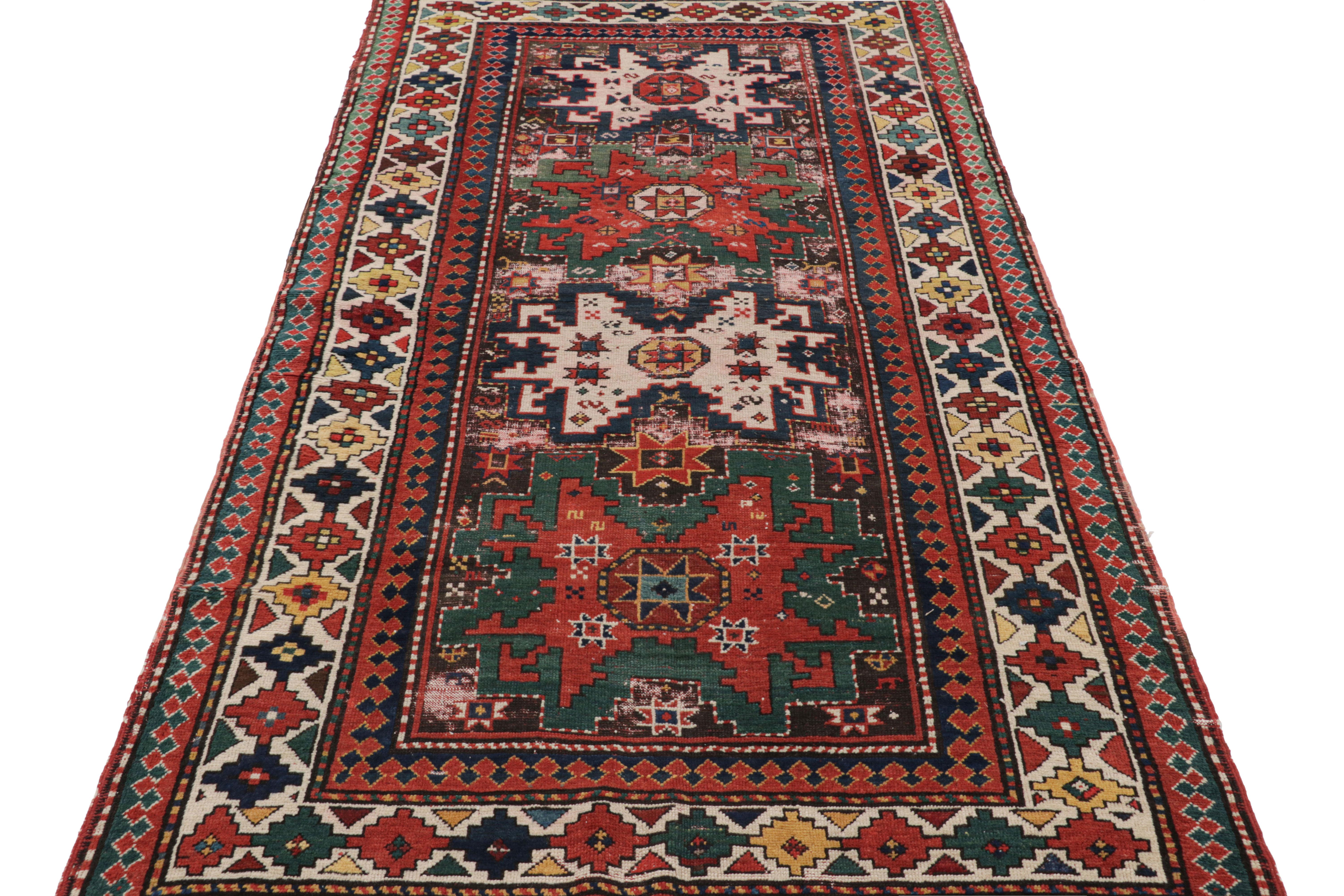 Alfombra antigua caucásica multicolor con medallones de estrellas Lesghi - Rug & Kilim en Bueno estado para la venta en Long Island City, NY