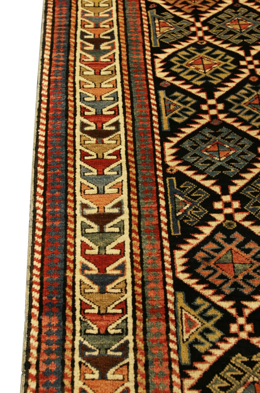 Dies ist ein antiker Akstafa-Teppich, der im südlichen Teil des Kaukasusgebirges Ende des 19. Jahrhunderts gewebt wurde. Es handelt sich um einen Gebetsteppich mit geometrischen Motiven in einem durchgängigen Gittermuster und einem Mehrab am oberen