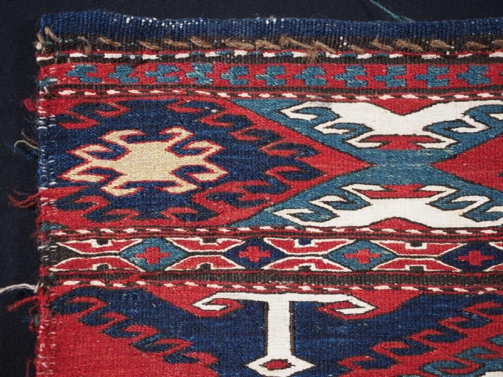 Antike Schahsavan- oder südkaukasische Soumak-Mafrash-Tafel, mit traditionellem Design
CIRCA 1890

Ein gutes Mafrasch-Paneel in Soumak-Technik Die Farben sind prächtig und ganz natürlich Das Paneel stammt wahrscheinlich vom Ende einer großen