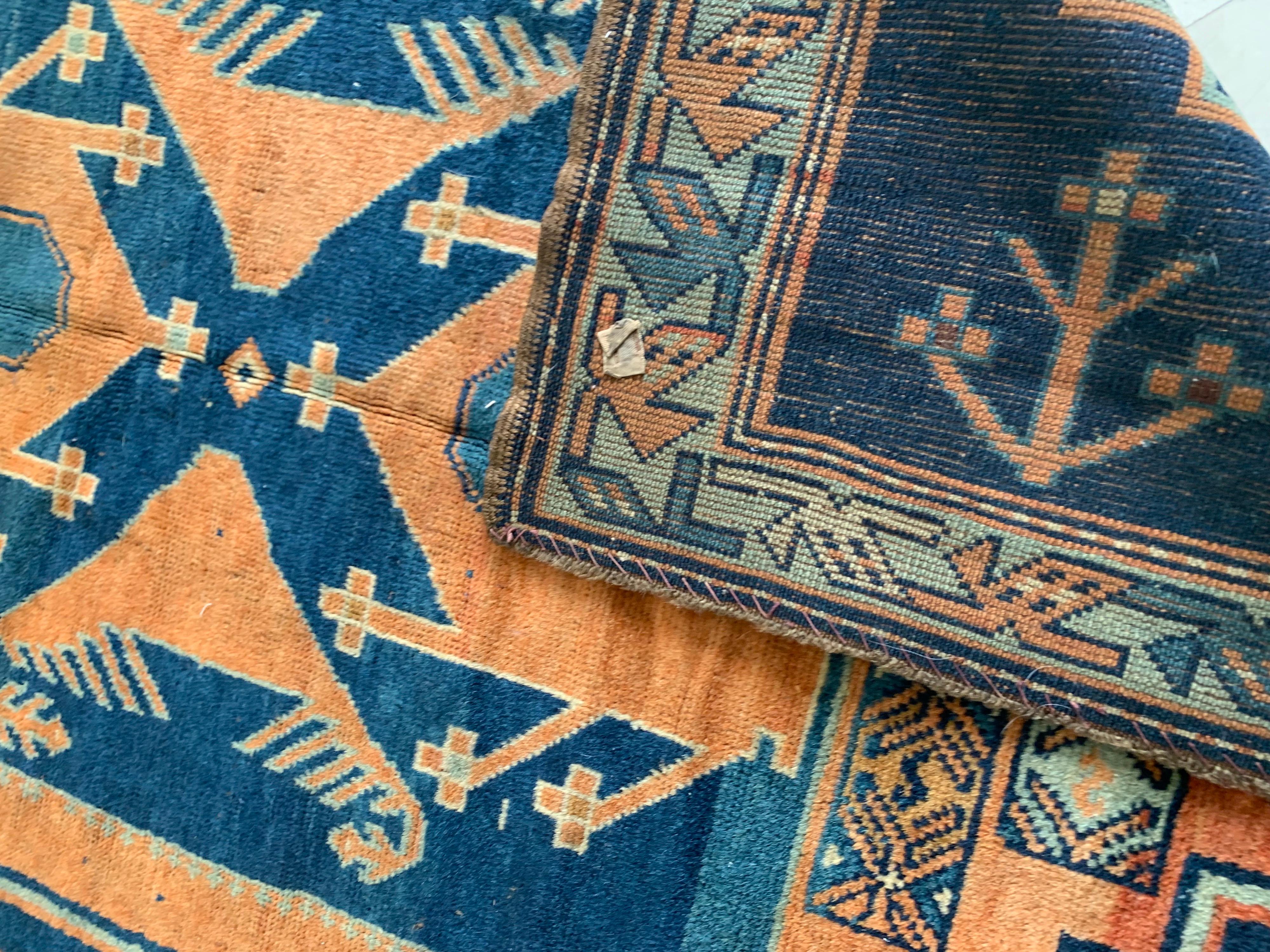 Antiker kaukasischer orangefarbener und blauer geometrischer Kazak-Stammes-Teppich (Kaukasisch) im Angebot
