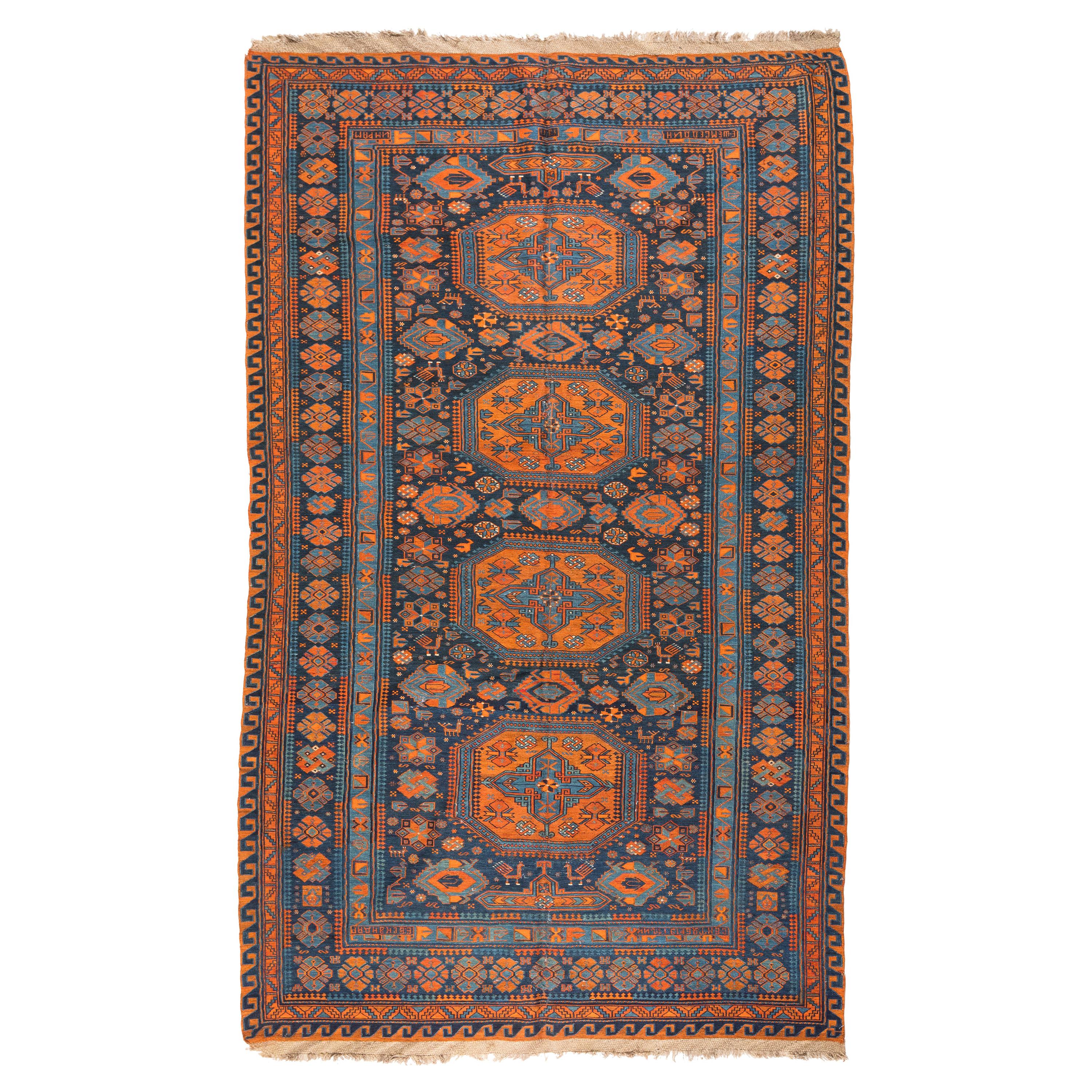 Antiker kaukasischer geometrischer Soumak-Teppich in Orange und Marineblau mit Stammesmotiv, ca. 1920er Jahre