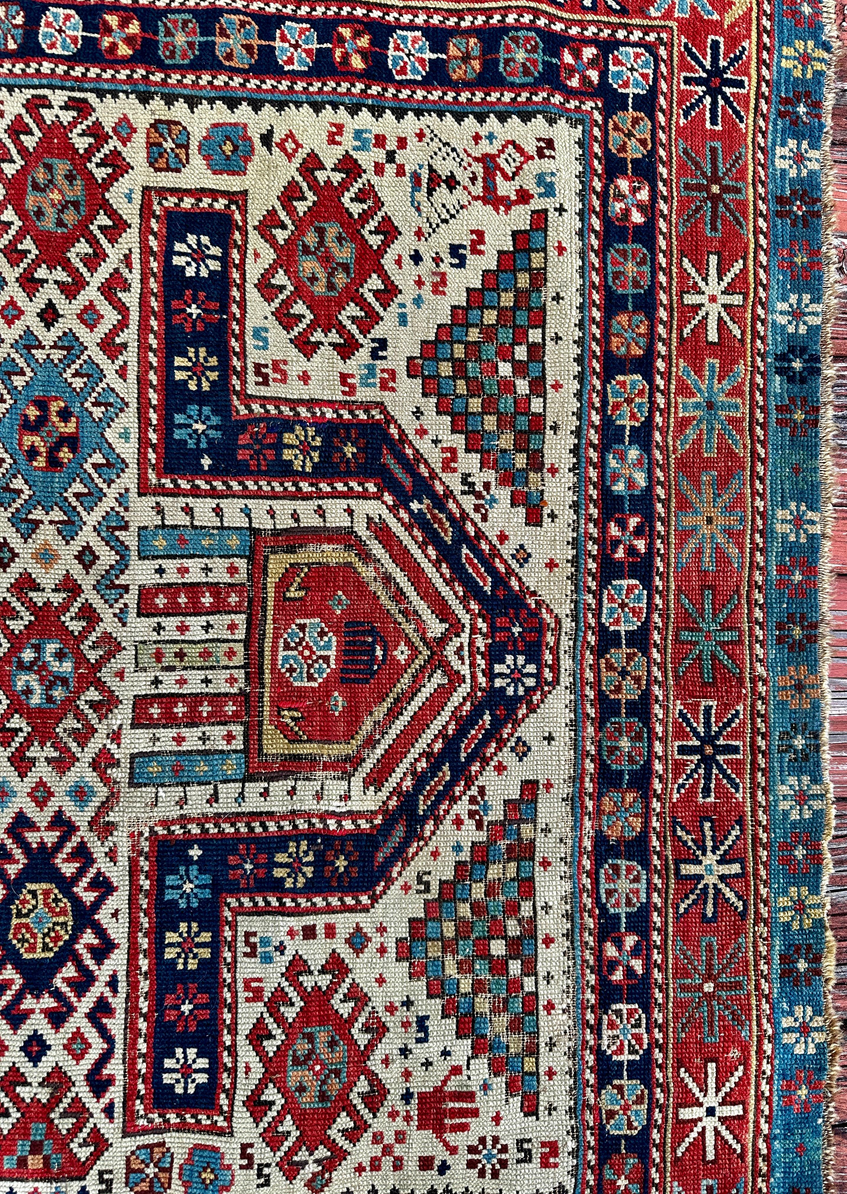 Si tratta di un grande tappeto orientale caucasico antico del 1890. È in buone condizioni, come mostrato nelle immagini. Vello 100% lana e fondo 100% lana. Questo antico Shirvan caucasico è in ottime condizioni. Nessuna riparazione.  Intatto? Usura