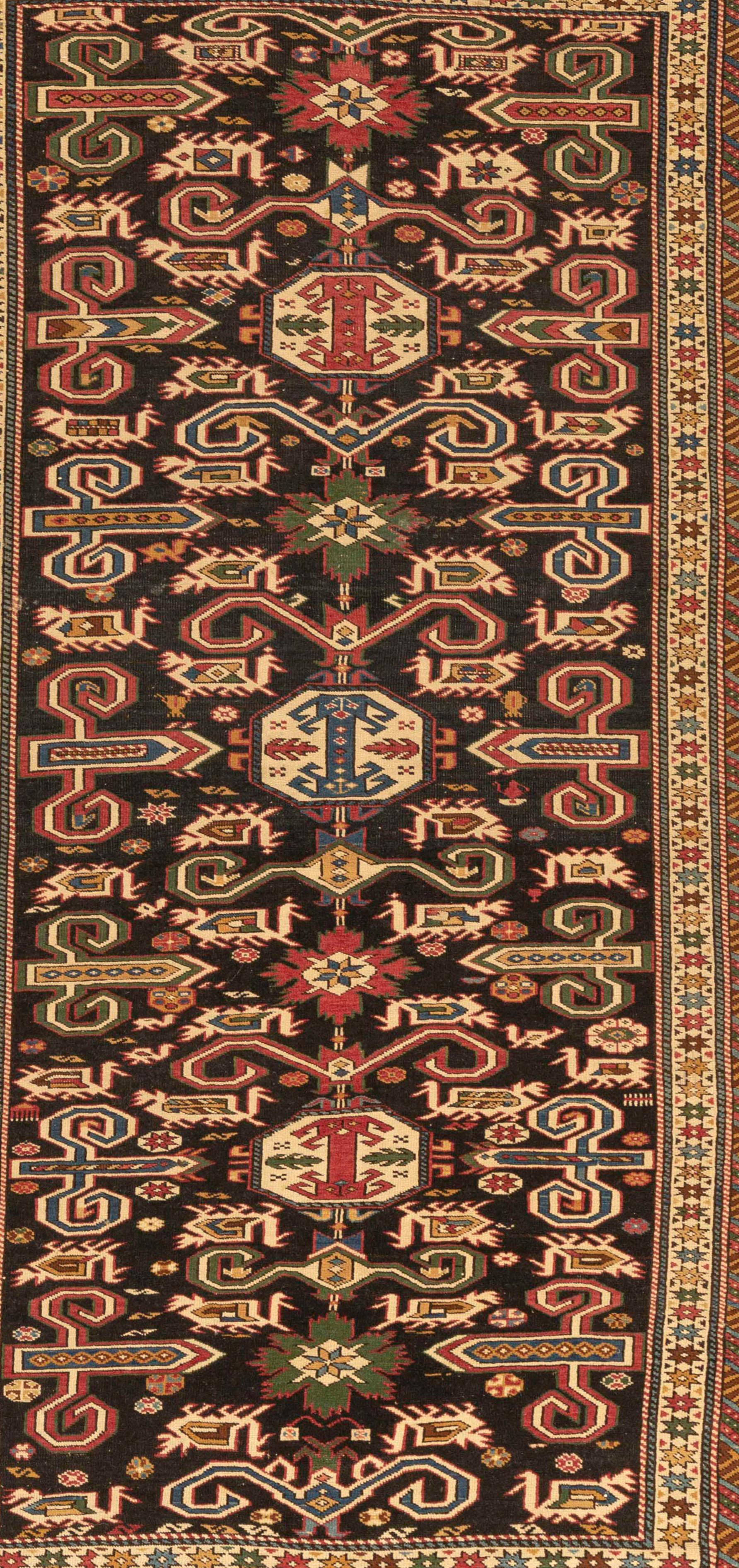 Ancien tapis caucasien Perpedil Shirvan, vers 1880, provenant de la ville du même nom située au sud-est de Kuba dans la région caucasienne du Daghestan. Il présente le motif caractéristique de la corne de bélier associé aux tapis de cette région sur