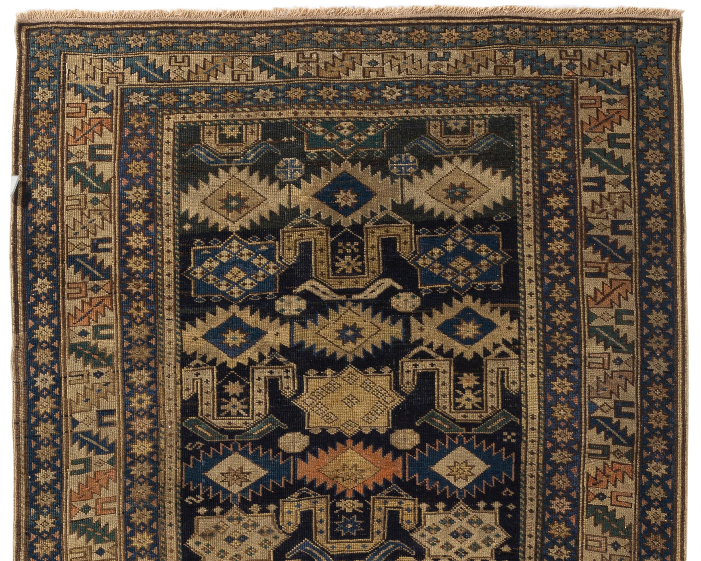 Antique tapis caucasien Perpedil Shirvan circa 1880 de la ville du même nom située au sud-est de Kuba dans la région caucasienne du Daghestan. Il présente le motif caractéristique de la corne de bélier associé aux tapis de cette région sur un fond