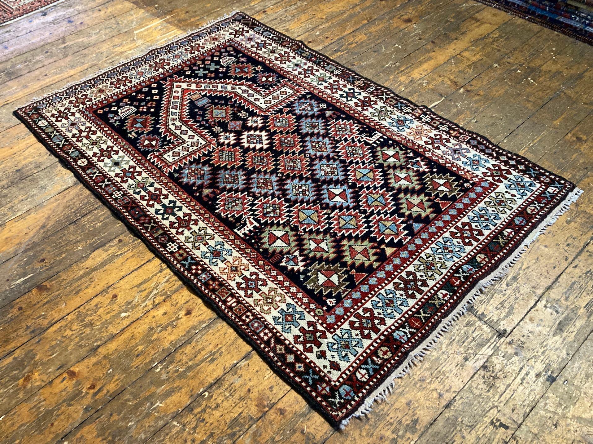 Antiker kaukasischer Gebetsteppich 1,51 m x 1,03 m (Frühes 20. Jahrhundert) im Angebot