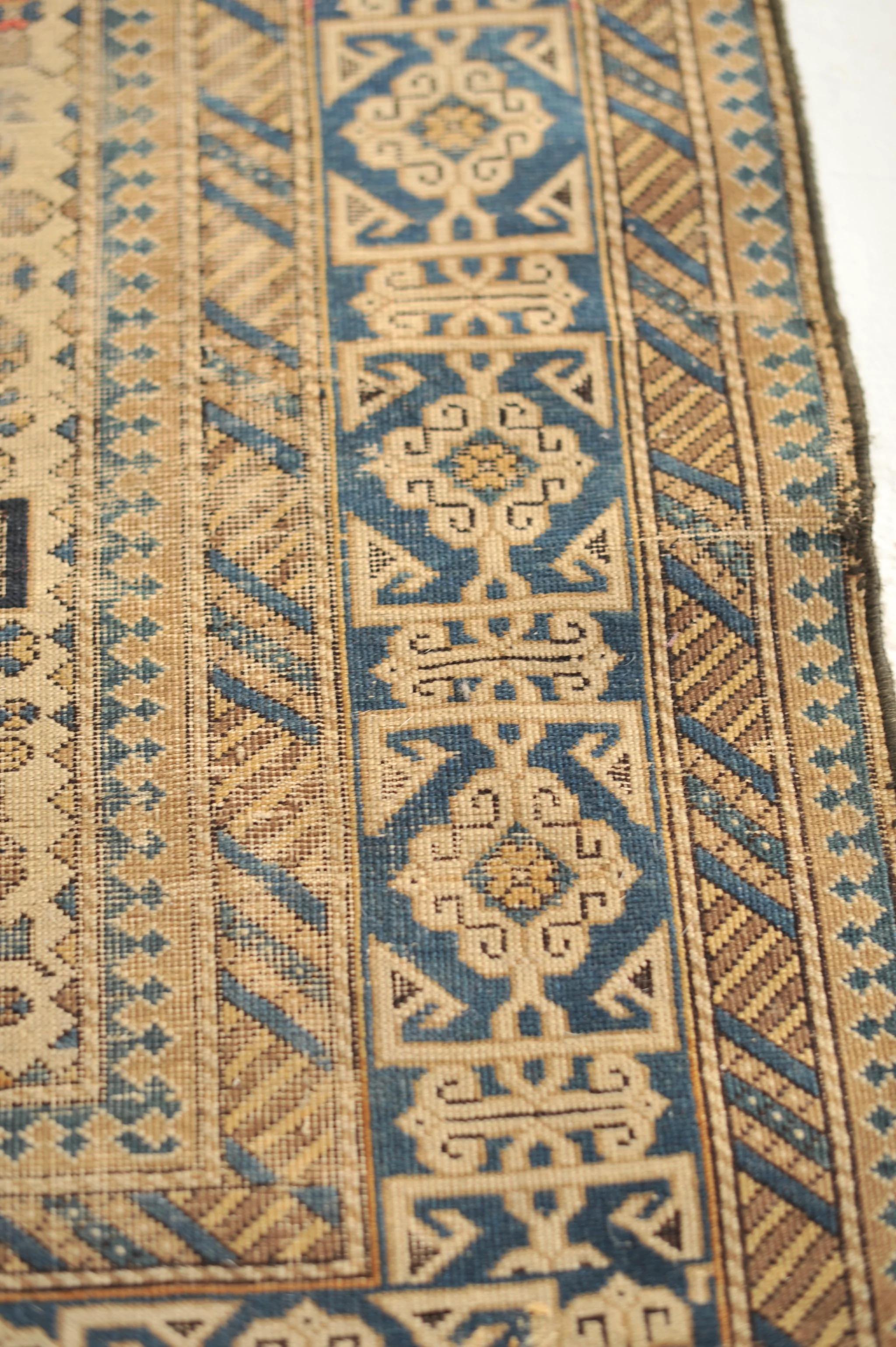 Tapis prépidil caucasien ancien avec cornes de bélier stylisées en beige et bleu marine en vente 6