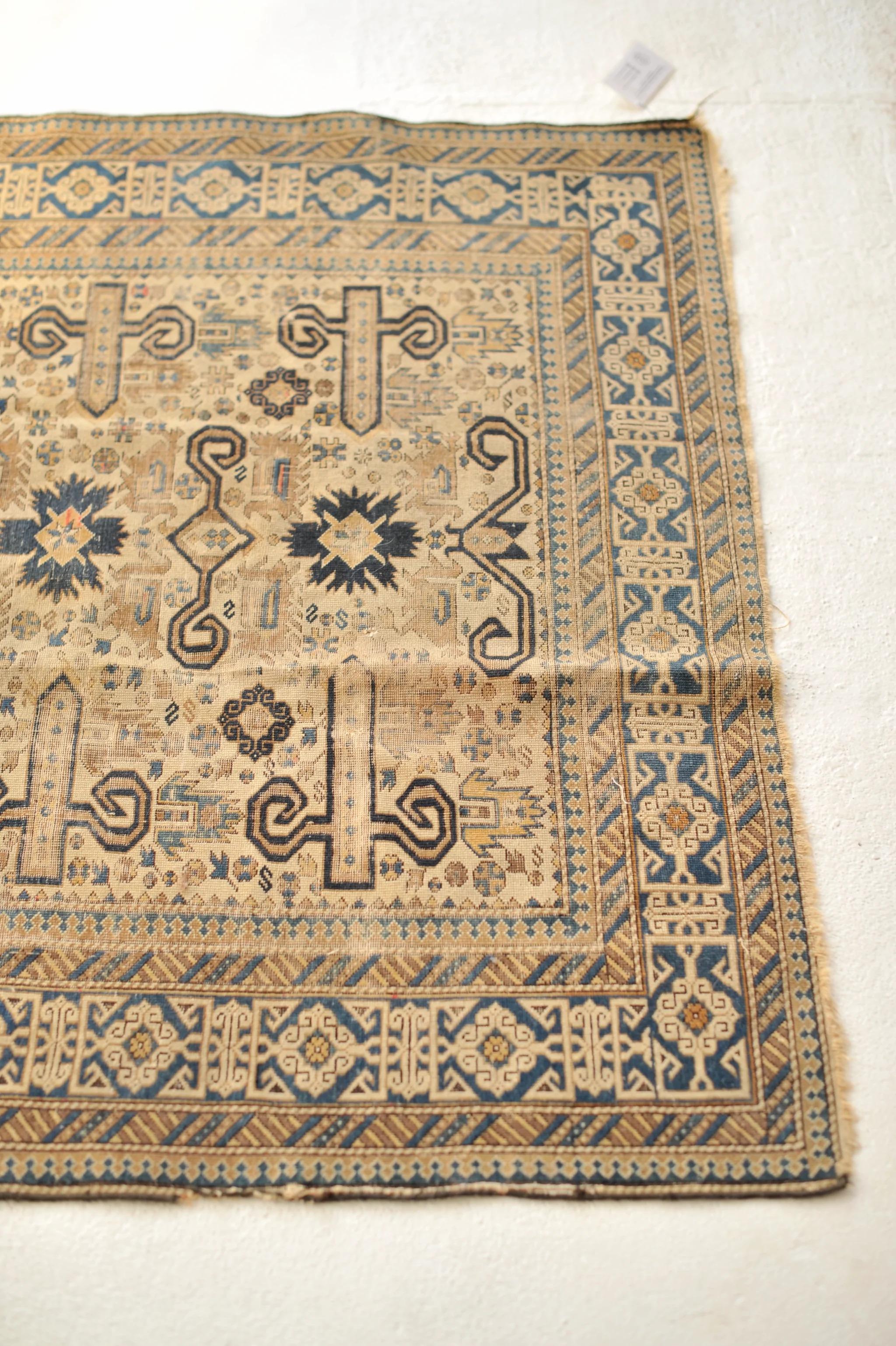 20ième siècle Tapis prépidil caucasien ancien avec cornes de bélier stylisées en beige et bleu marine en vente