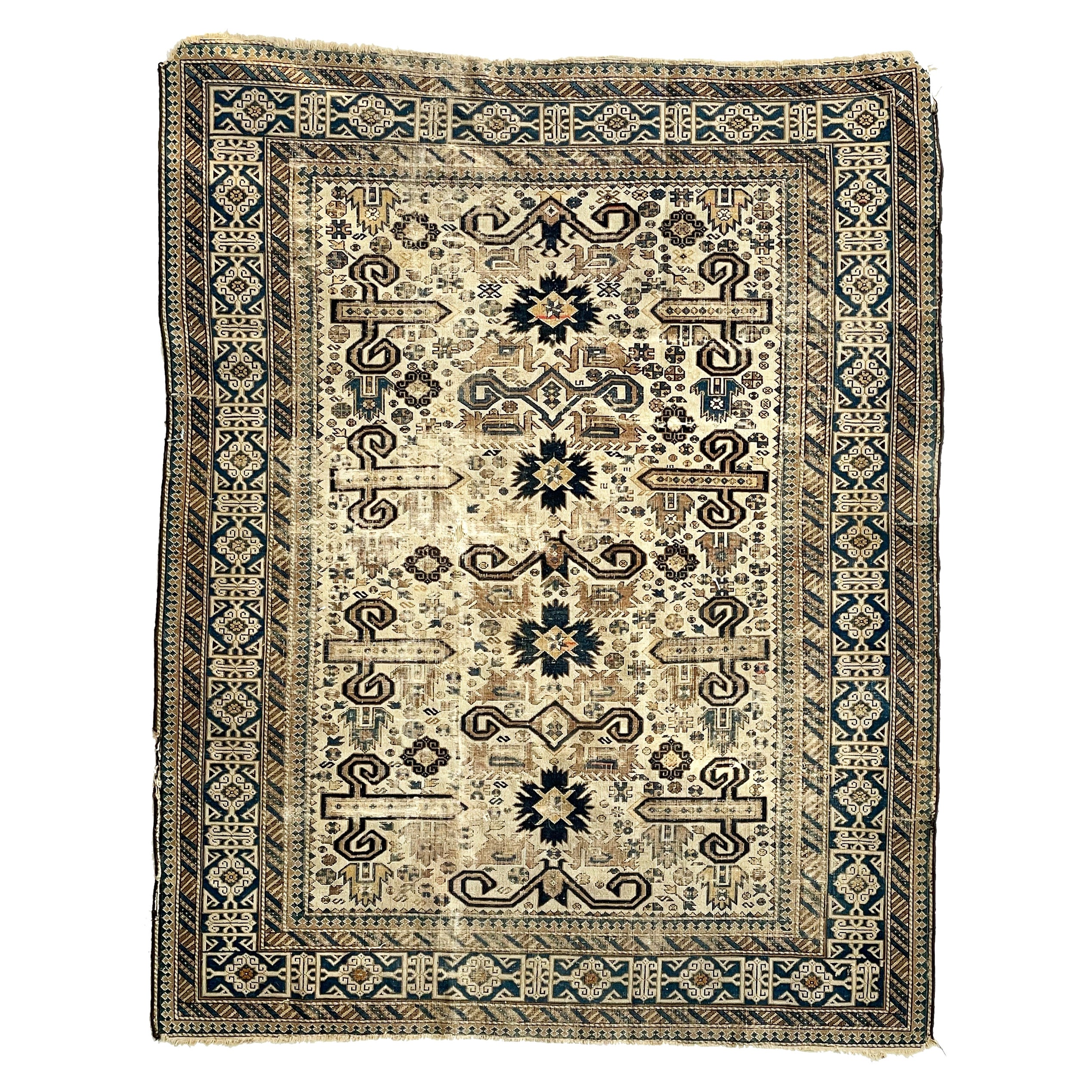 Tappeto antico caucasico Prepidil con corna di ariete stilizzate in beige e marina in vendita