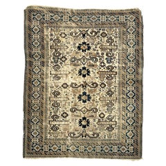 Tappeto antico caucasico Prepidil con corna di ariete stilizzate in beige e marina