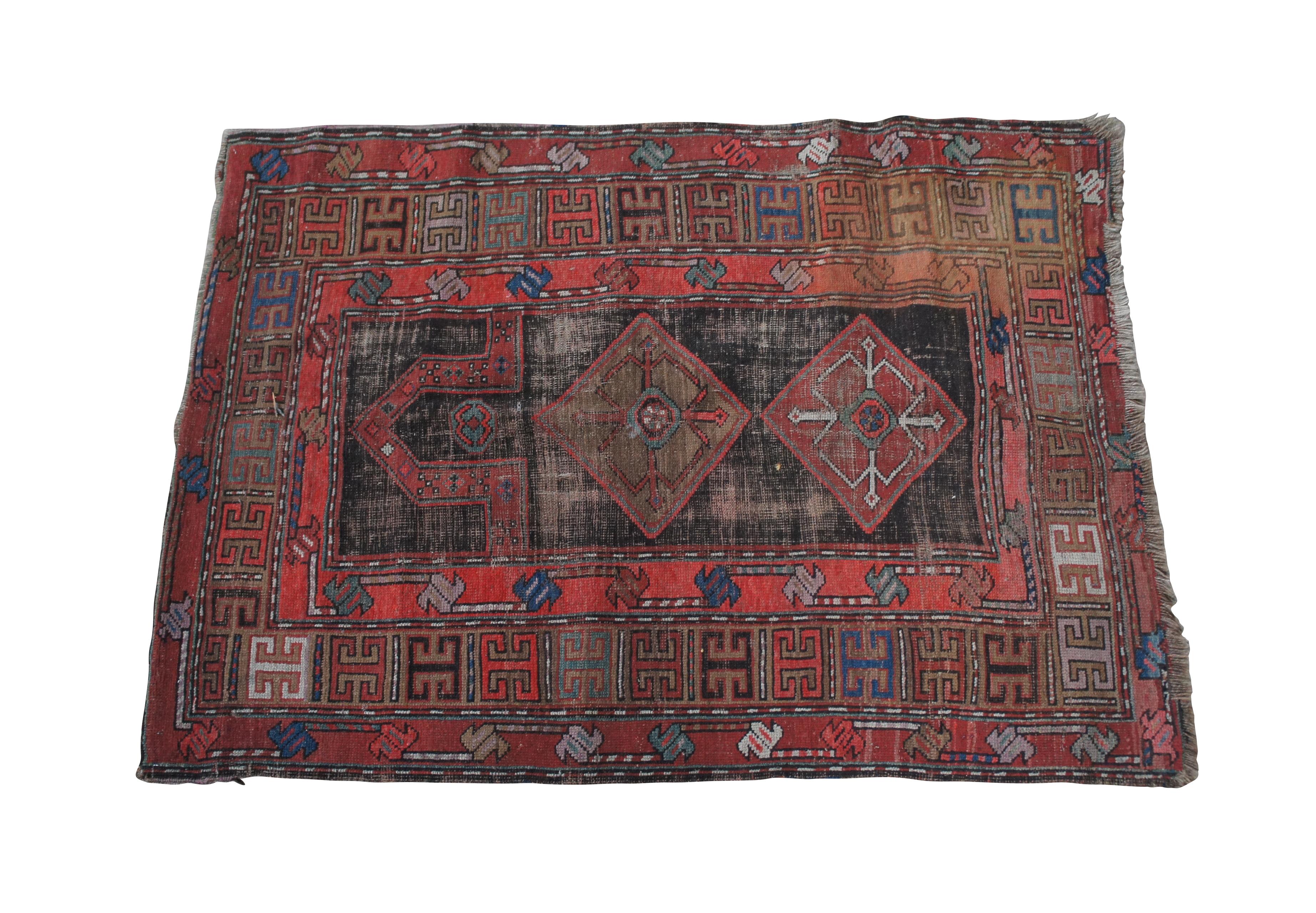 Antiker handgewebter südkaukasischer Gebetsteppich aus roter und blauer Wolle aus Karabagh, ca. 1900-1920.  Mit einem rautenförmigen geometrischen Feld, eingerahmt von abwechselnd farbigen #-Zeichen. 3'3