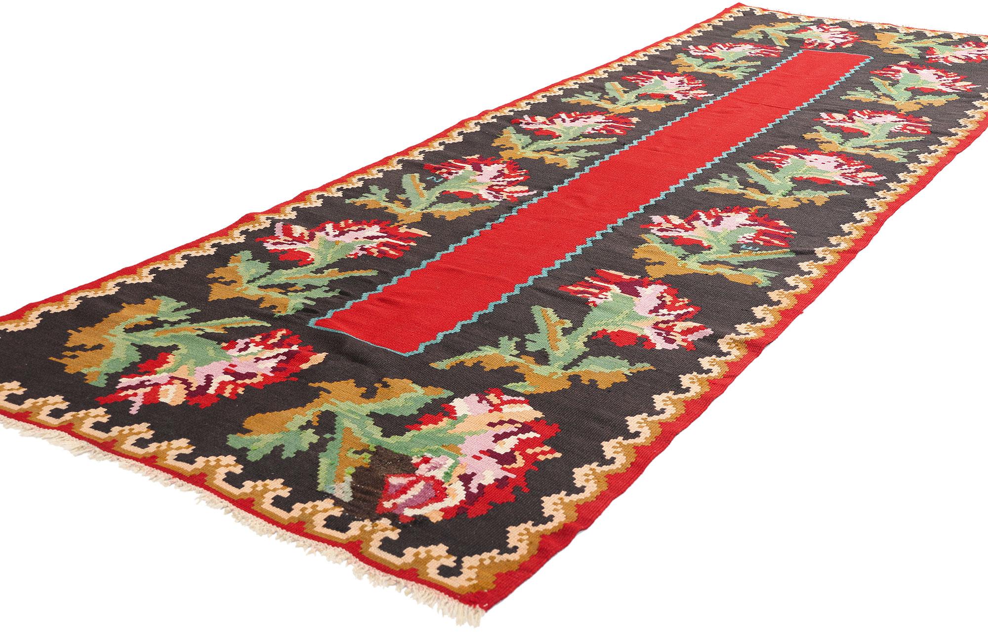 79207 Antiker kaukasischer Karabagh-Kilim-Teppich Läufer, 03'01 x 10'00. Wie ein gewobener Strauß aus den Bergen des südlichen Kaukasus blüht dieser handgewebte antike Karabagh-Kelimläufer mit der Grandeur von Rosen, die von Tradition und